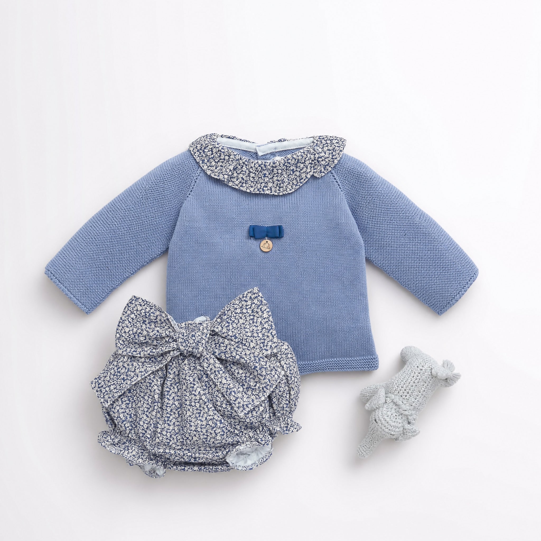 Conjunto camisola azul bruma e tapa fraldas floral da Pangasa "Brume"