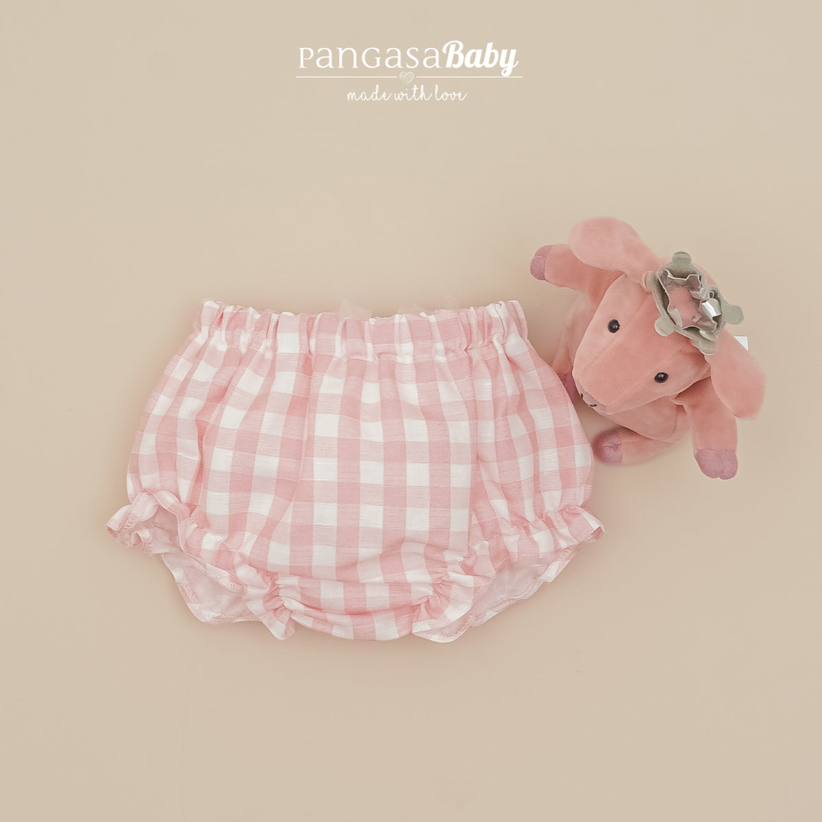 Vestido vichy rosa e tapa fraldas com estampado floral da Pangasa