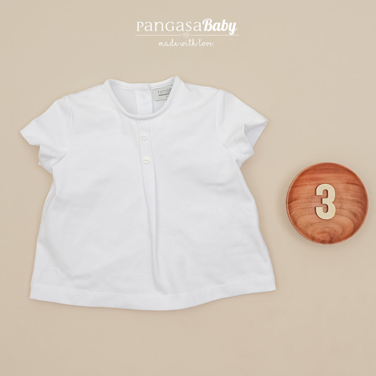 Conjunto de jardineira em malha camel e blusa branca da Pangasa