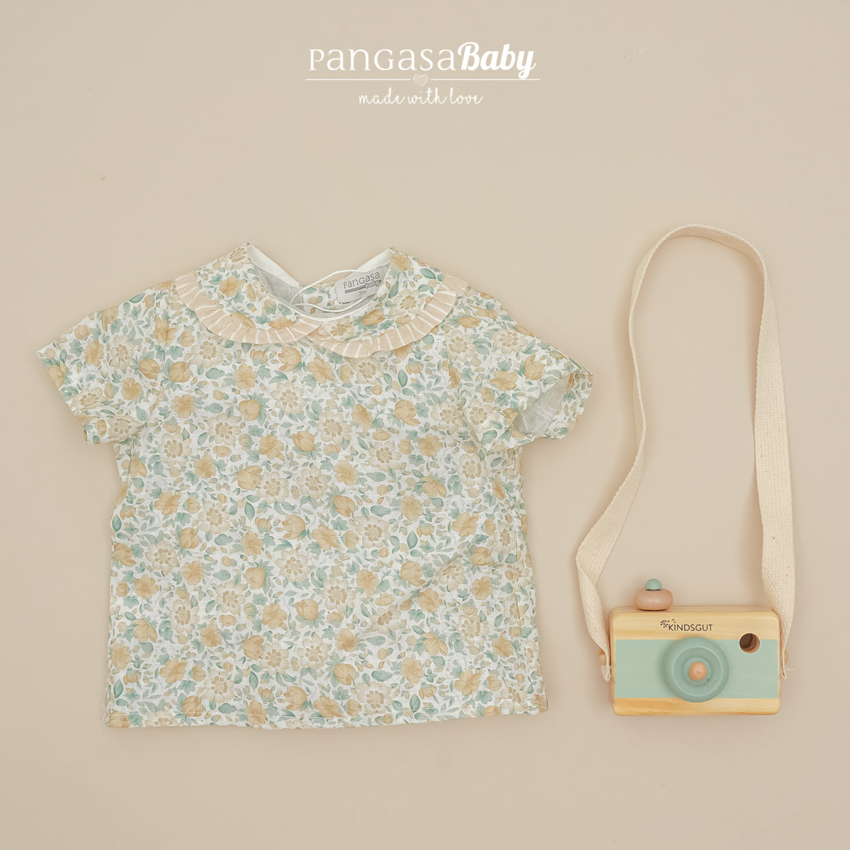 Conjunto jardineira em malha verde e blusa floral da Pangasa