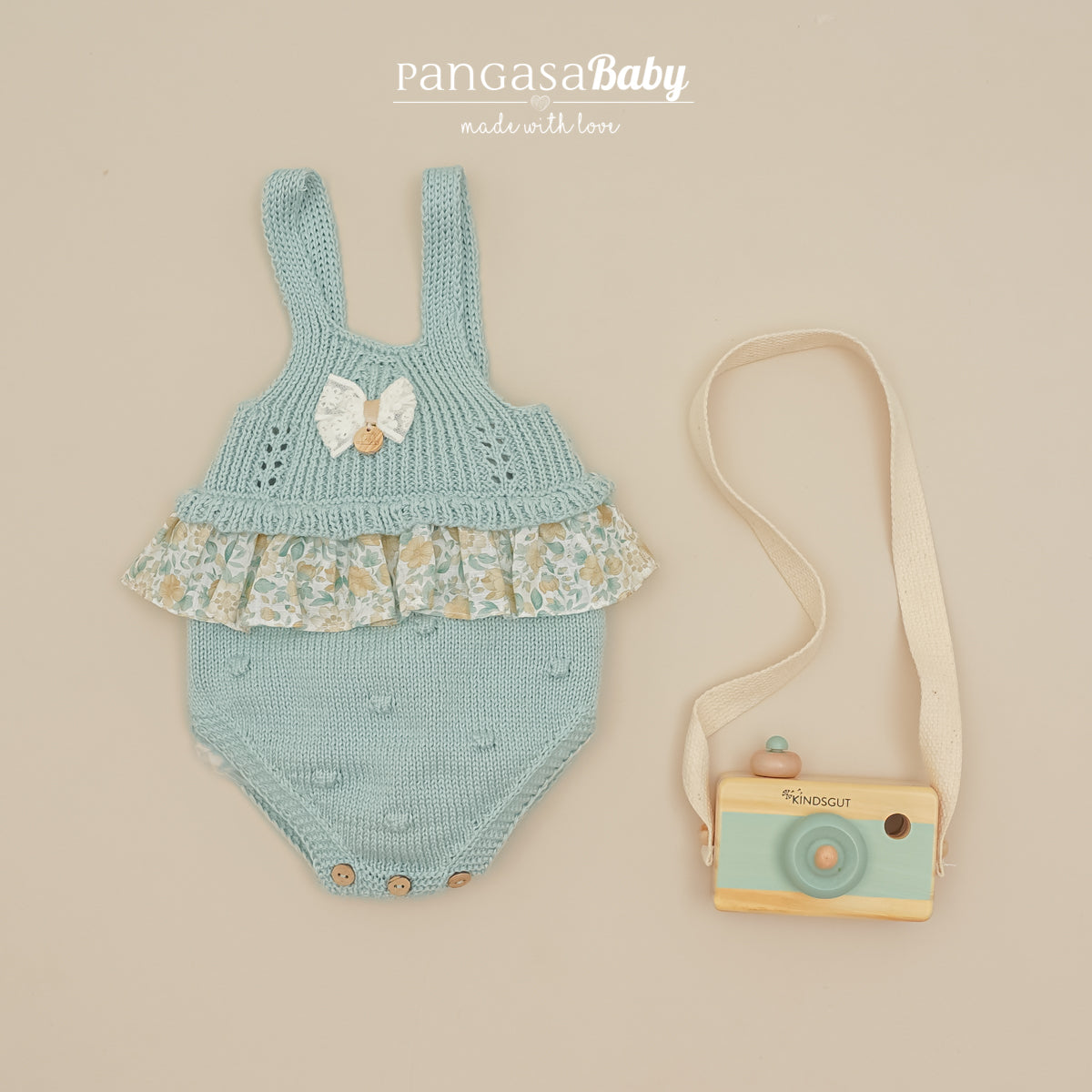 Conjunto jardineira em malha verde e blusa floral da Pangasa