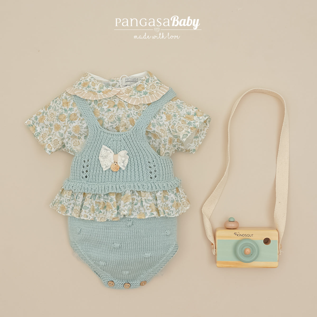 Conjunto jardineira em malha verde e blusa floral da Pangasa