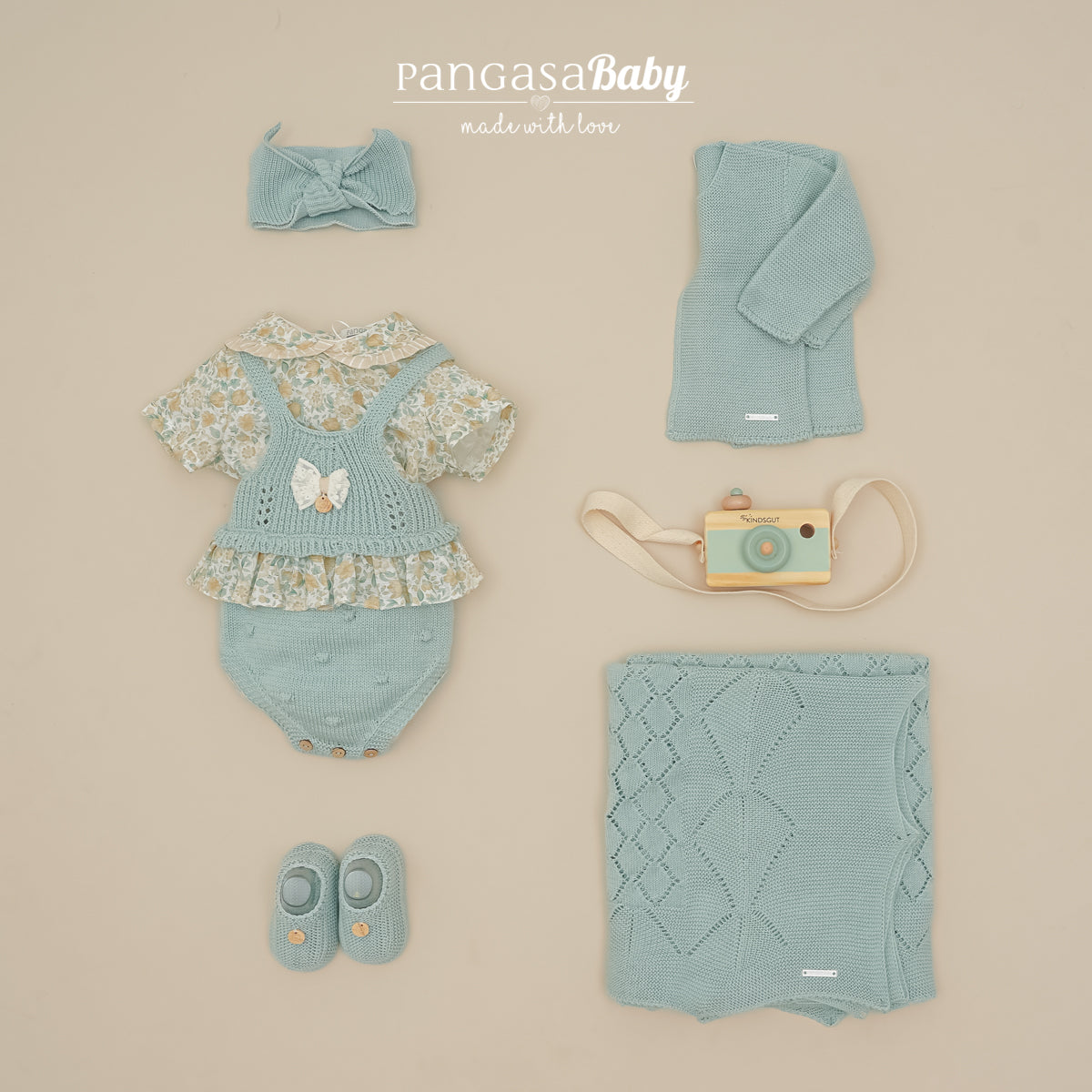 Conjunto jardineira em malha verde e blusa floral da Pangasa