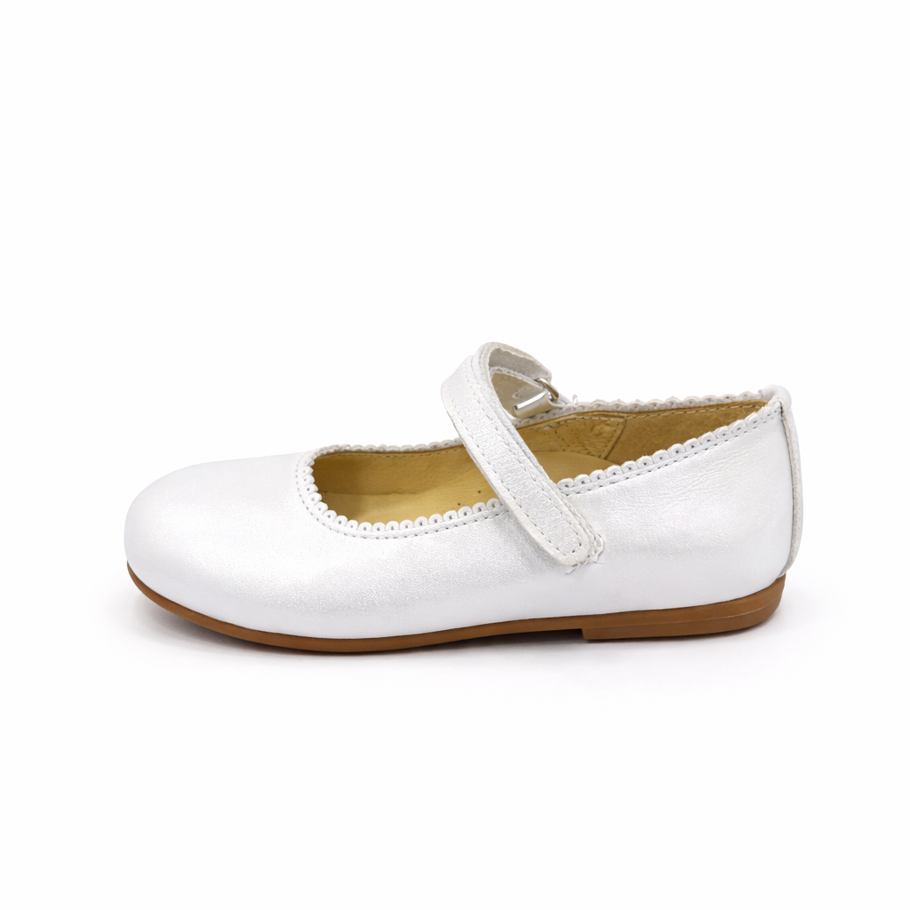 Sapato branco com velcro da Mania do Pé