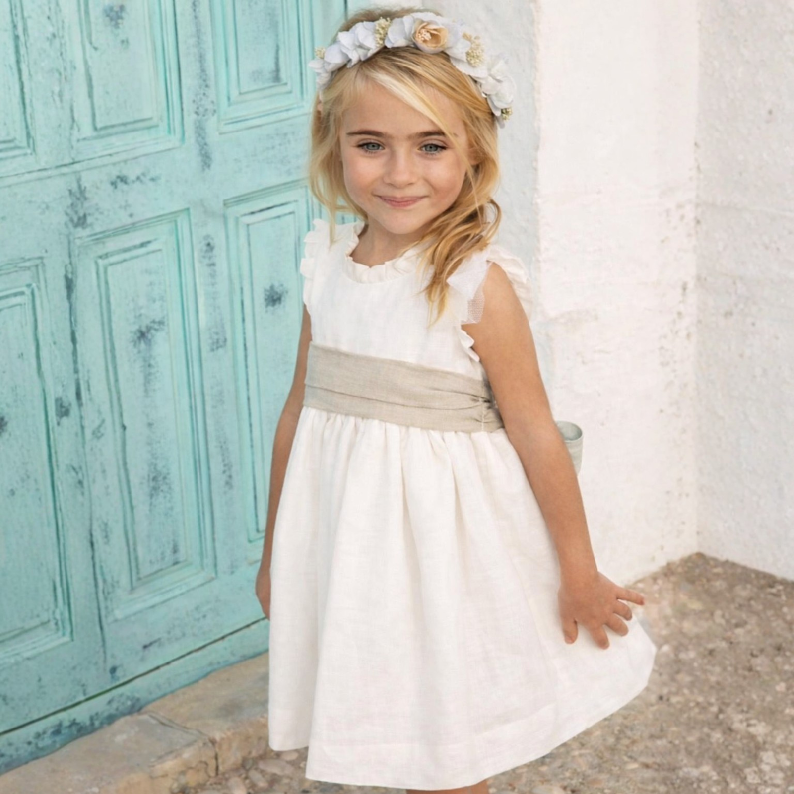 Vestido em linho pérola com faixa bege para cerimonia da Niseret