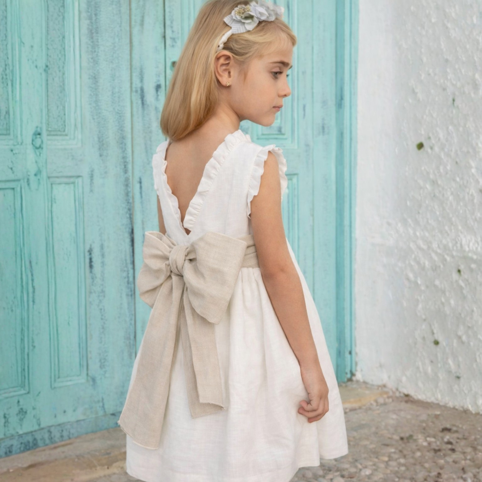 Vestido em linho pérola com faixa bege para cerimonia da Niseret