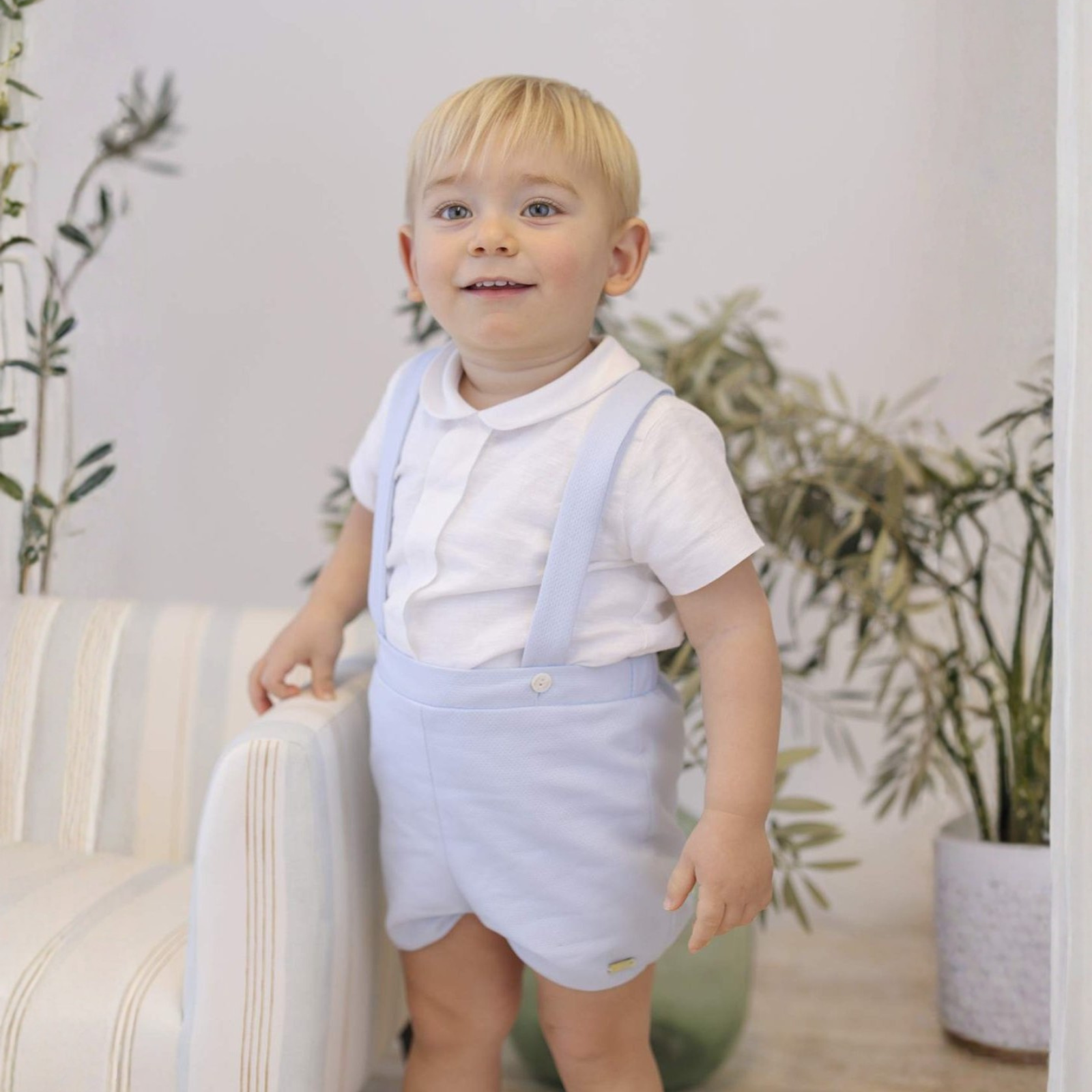 Conjunto blusa pérola com prega e calção azul com alça em linho da Niseret