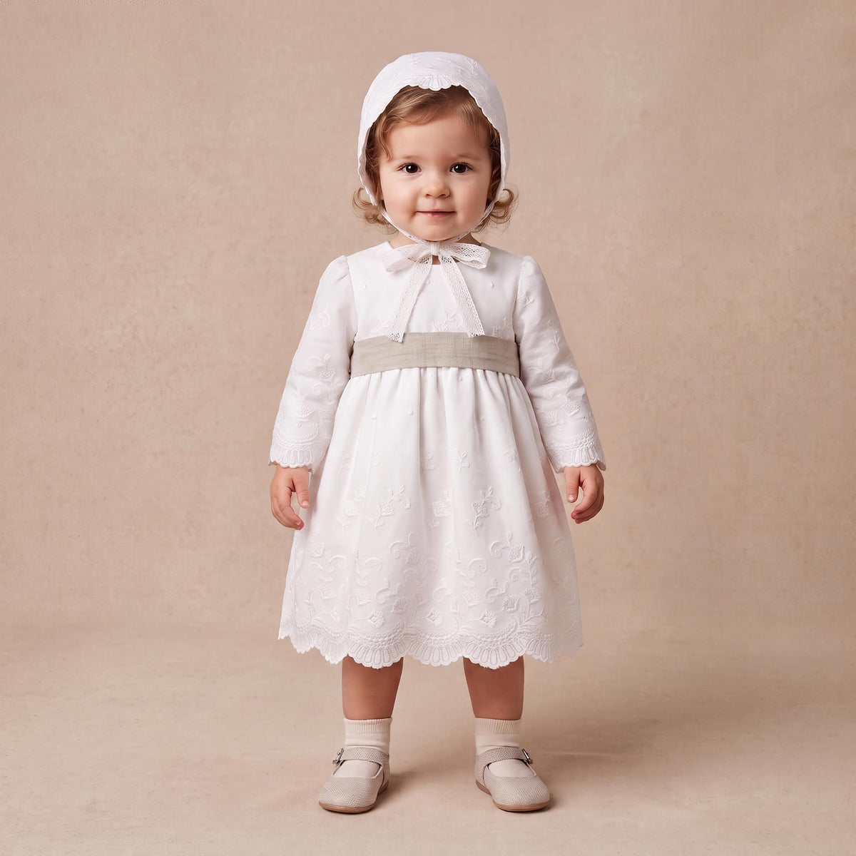 Vestido com tapa fralda e touca cerimónia tule bordado e faixa bege da Niseret