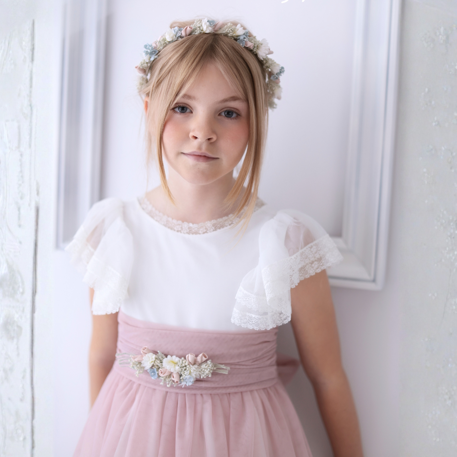 Vestido para comunhão em tule pérola e rosa da Niseret