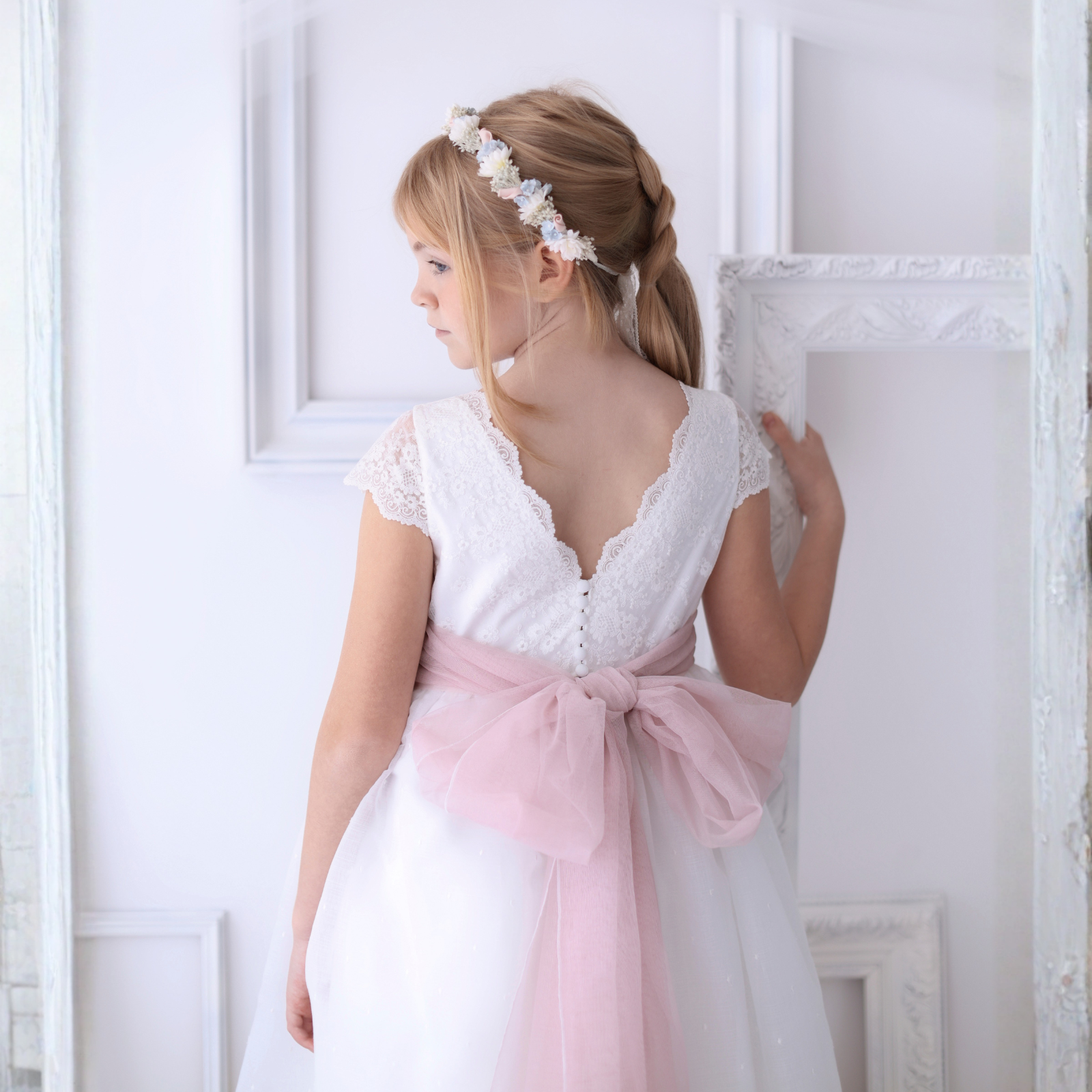 Vestido comunhão em tule bordado pérola e faixa rosa da Niseret