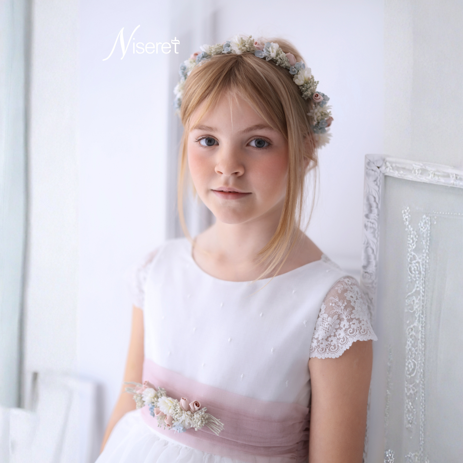 Vestido comunhão em tule bordado pérola e faixa rosa da Niseret