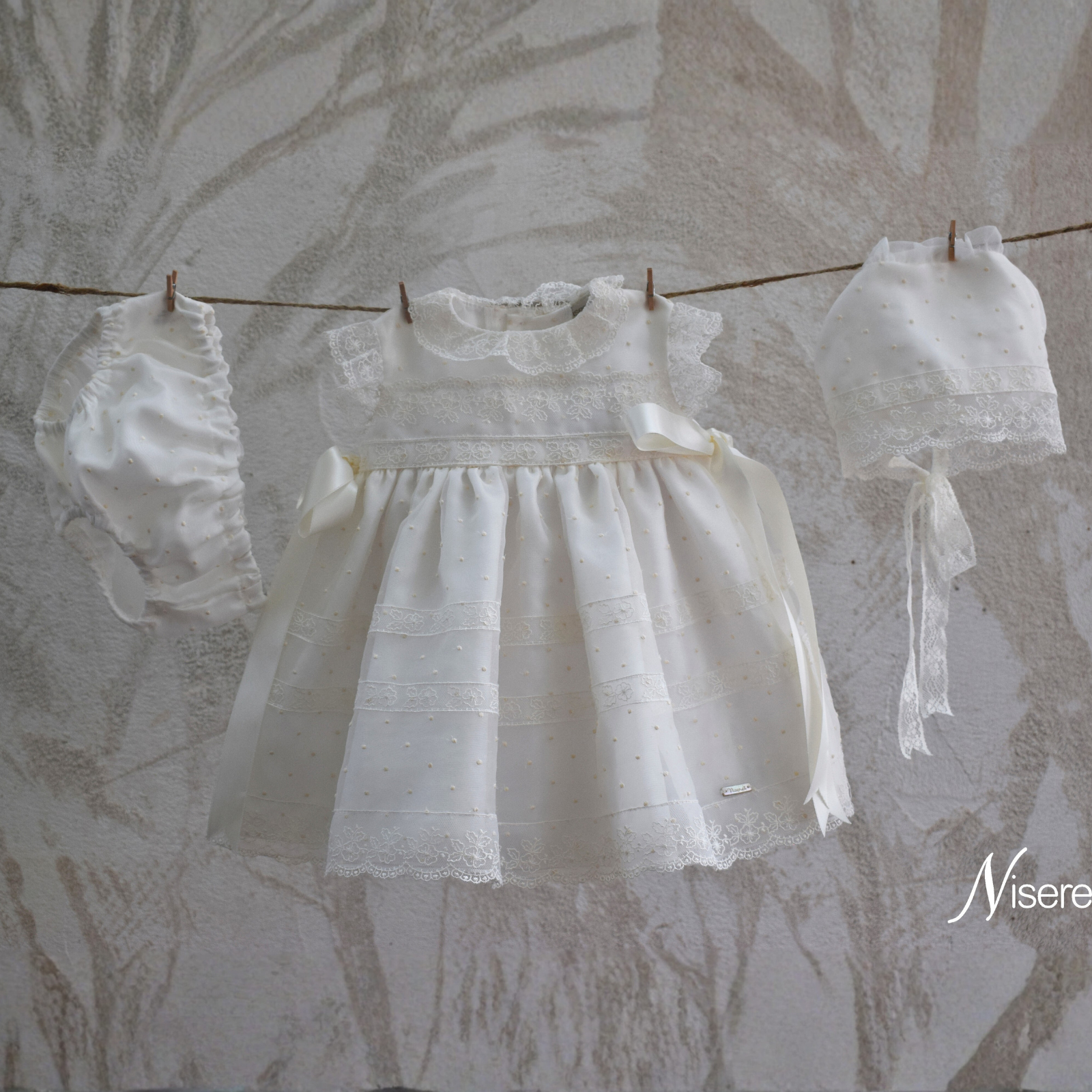 Vestido com tapa fralda e touca para cerimonia em organza plumeti e renda da Niseret