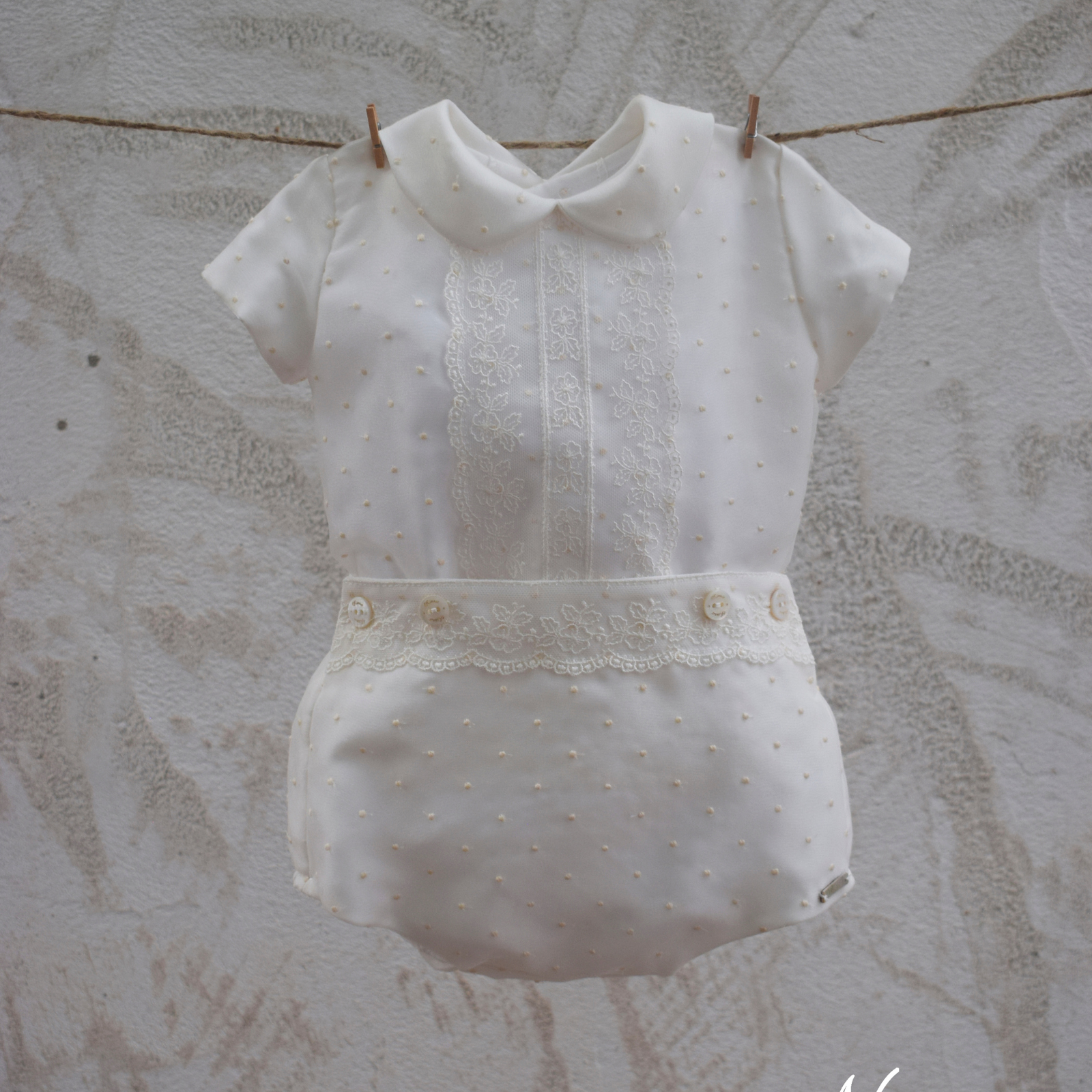 Conjunto camisa com renda e calção para cerimónia em organza plumeti da Niseret