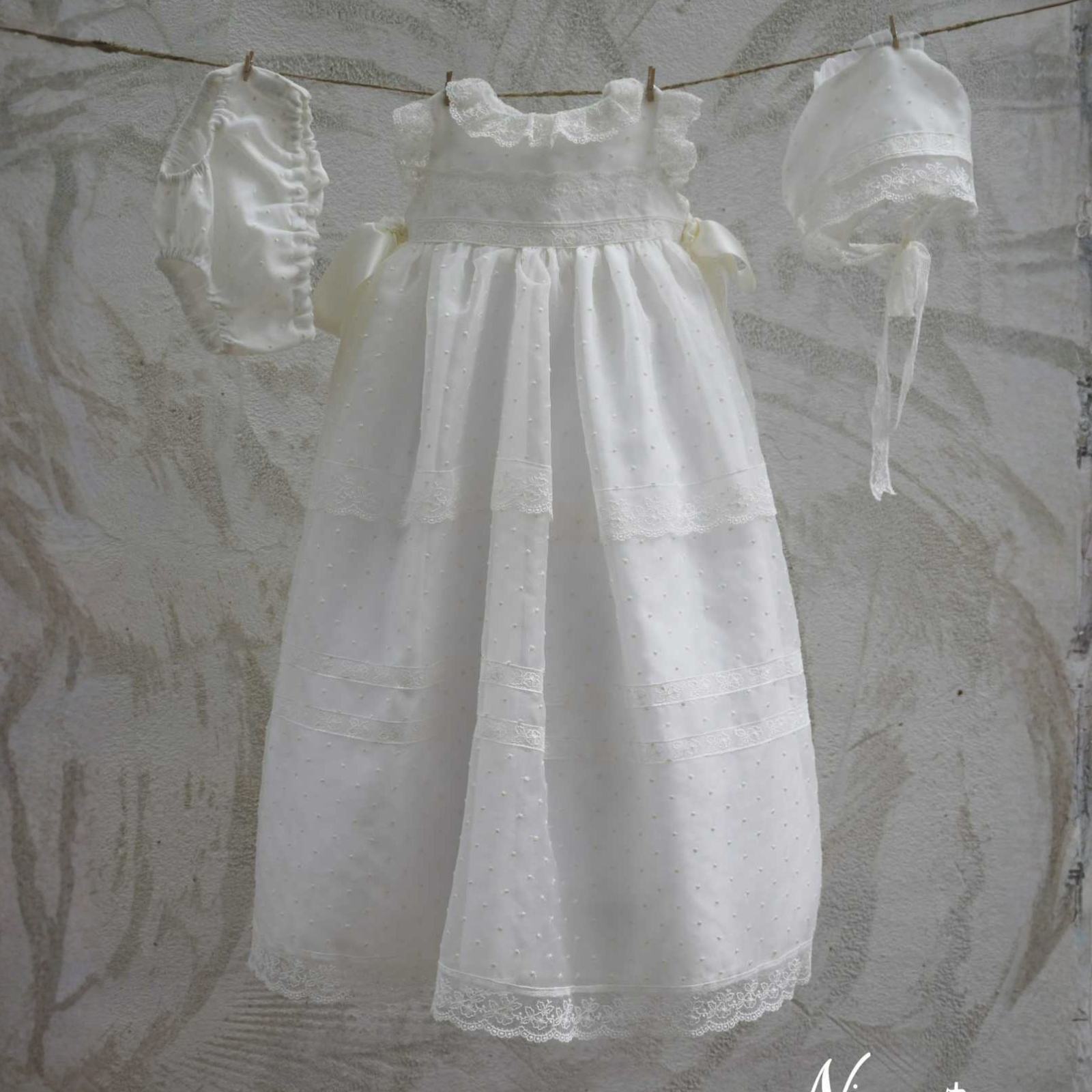 Fraldão e touca de cerimónia em organza plumeti com laços de cetim da Niseret