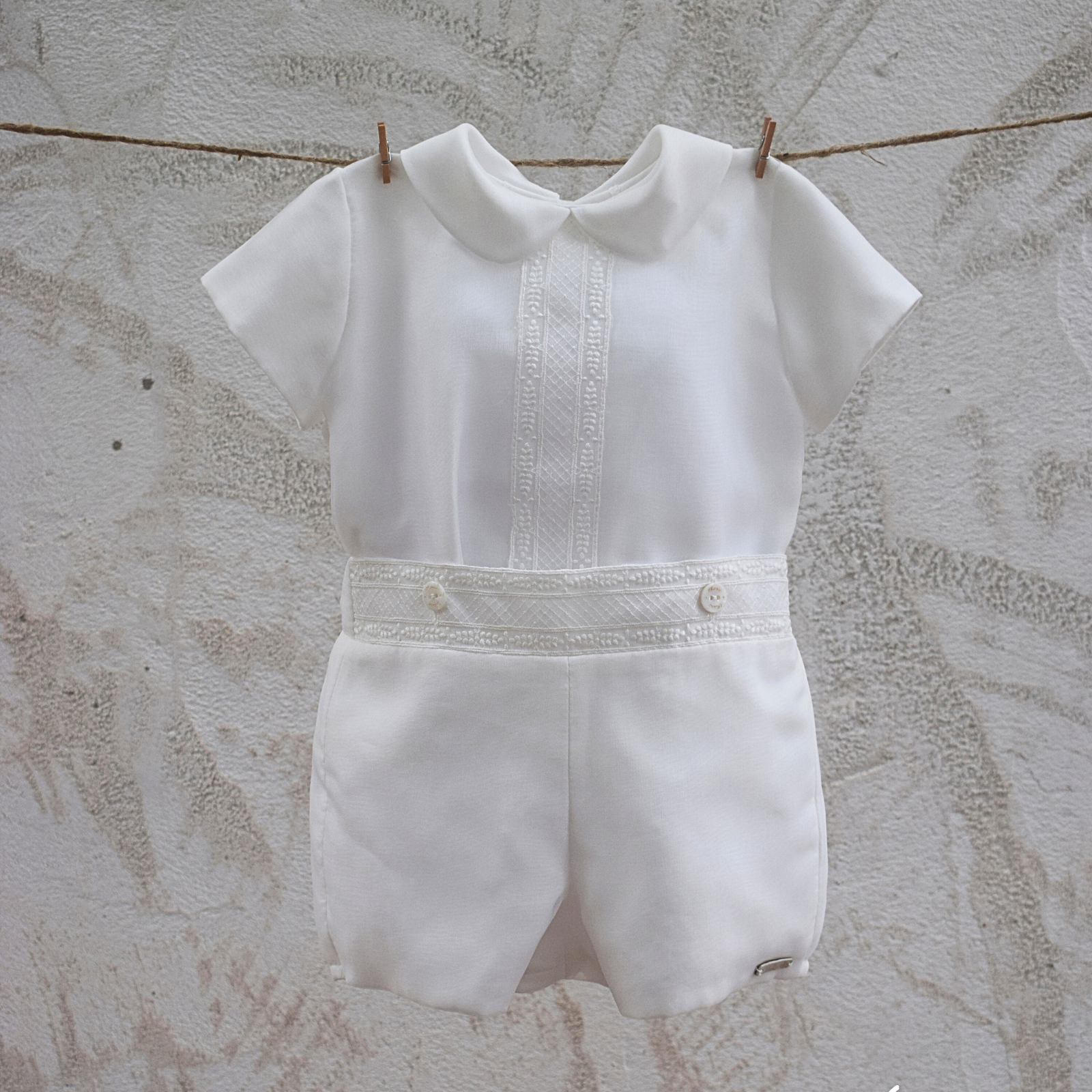 Conjunto pérola de cerimónia com blusa de renda e calção da Niseret