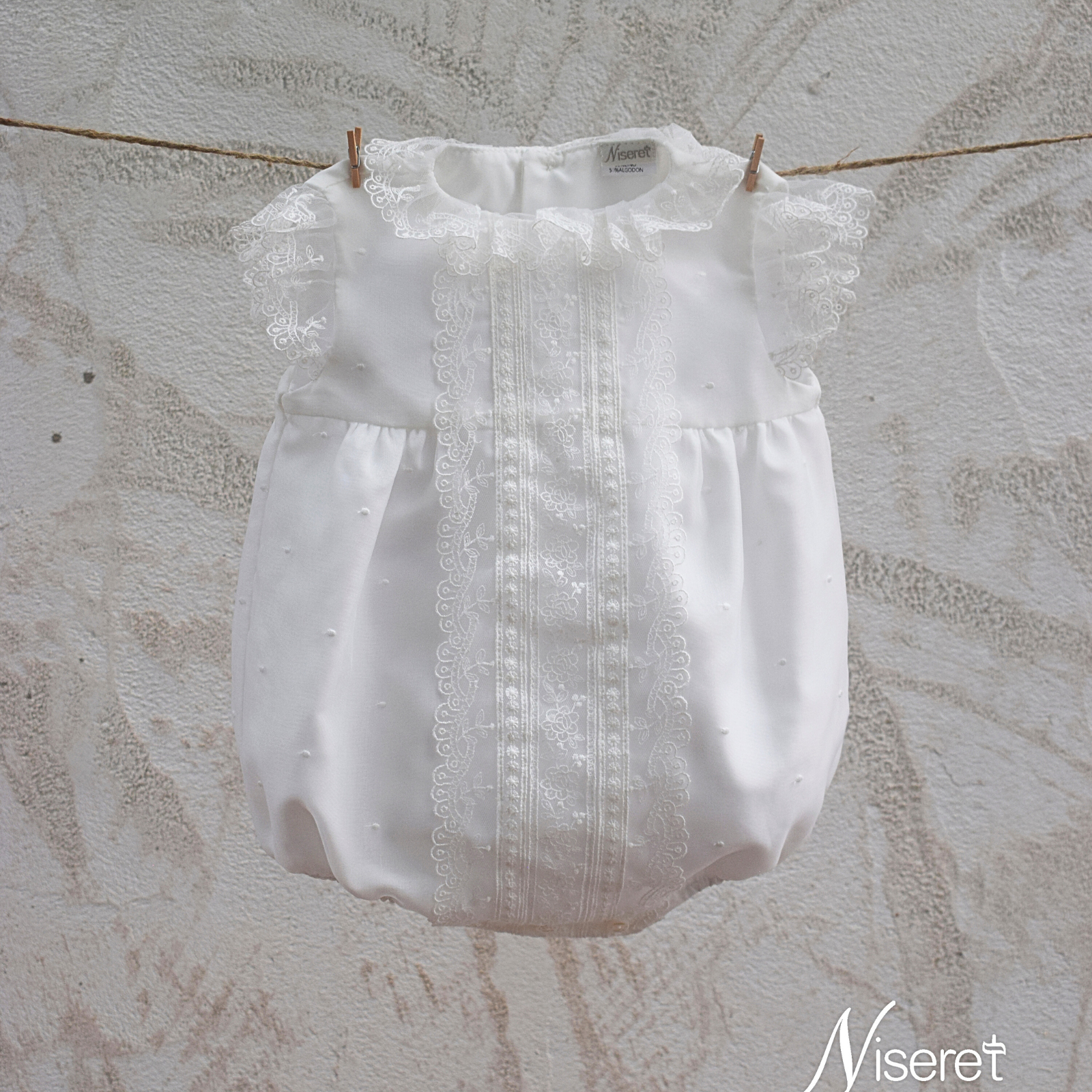 Fofo pérola e touca de cerimonia com renda e pontinhos da Niseret