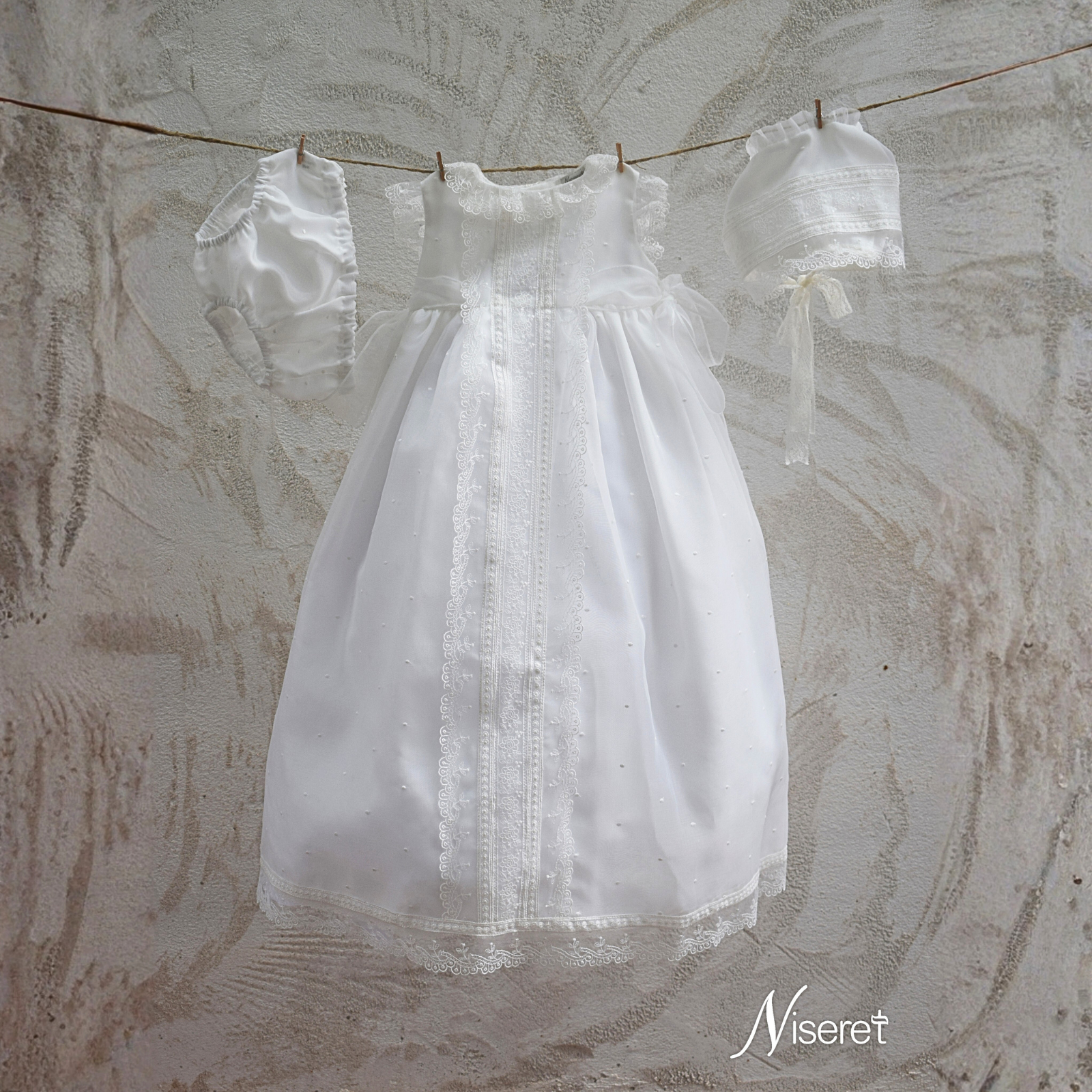 Fraldão pérola e touca de cerimonia com renda e pontinhos da Niseret