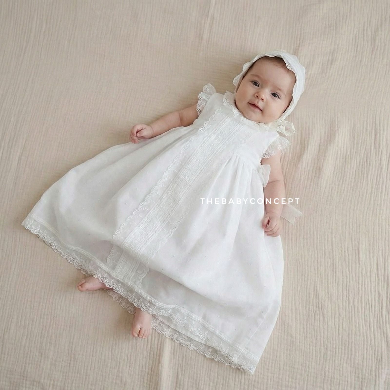 Fraldão pérola e touca de cerimonia com renda e pontinhos da Niseret