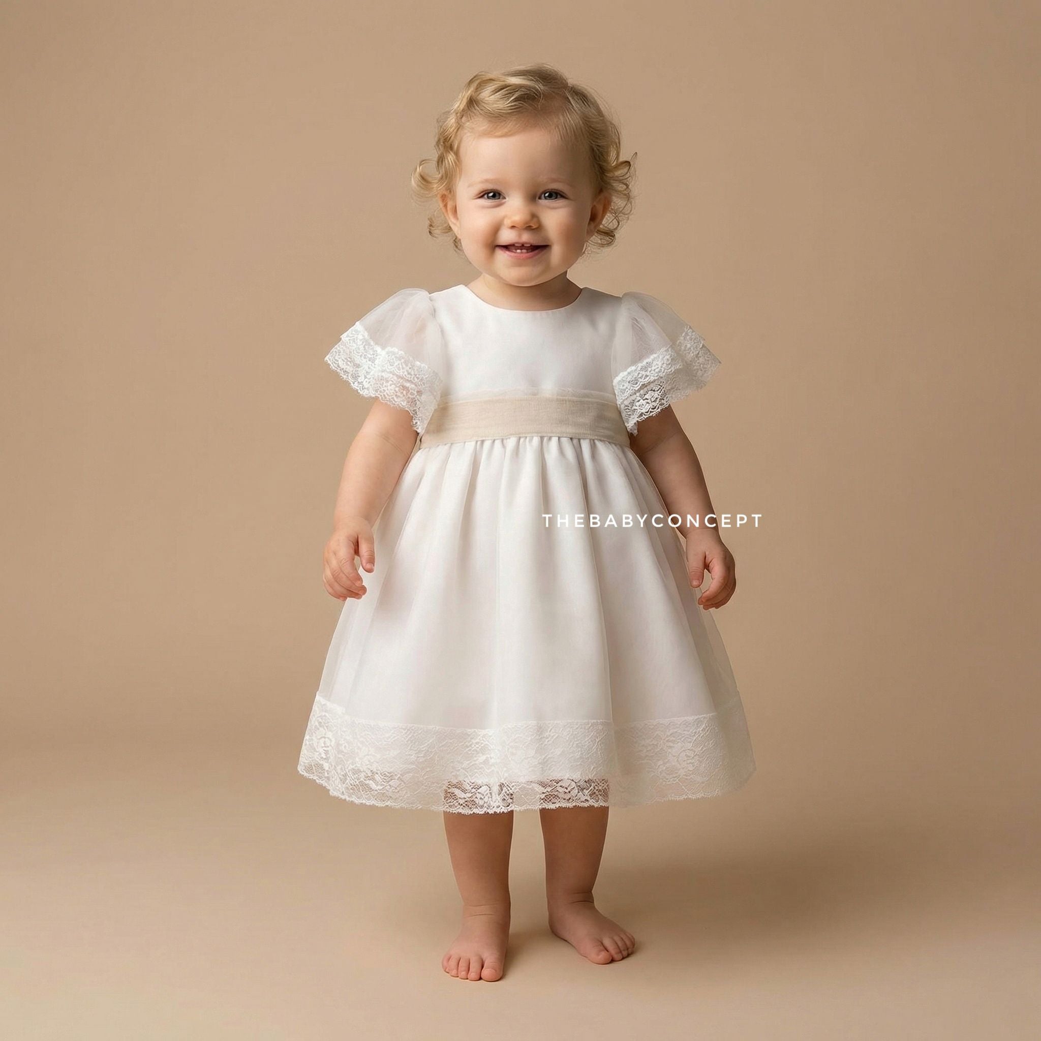 Vestido e tapa-fralda pérola com mangas amplas e faixa bege para cerimónia da Niseret