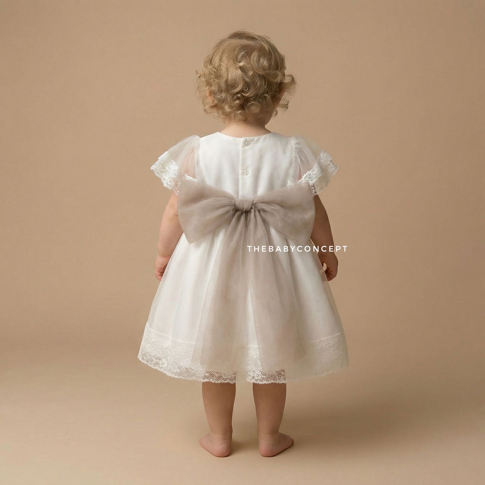 Vestido e tapa-fralda pérola com mangas amplas e faixa bege para cerimónia da Niseret