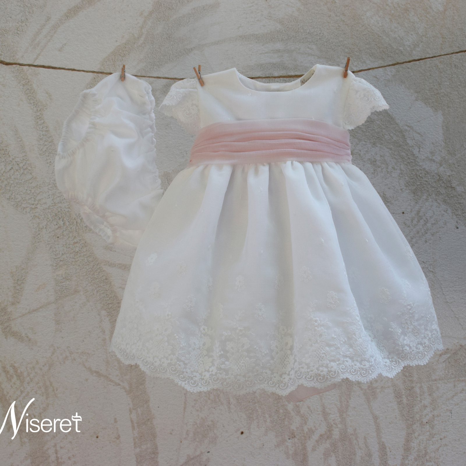 vestido pérola bordado com faixa rosa e tapa fraldas para cerimonia da Niseret