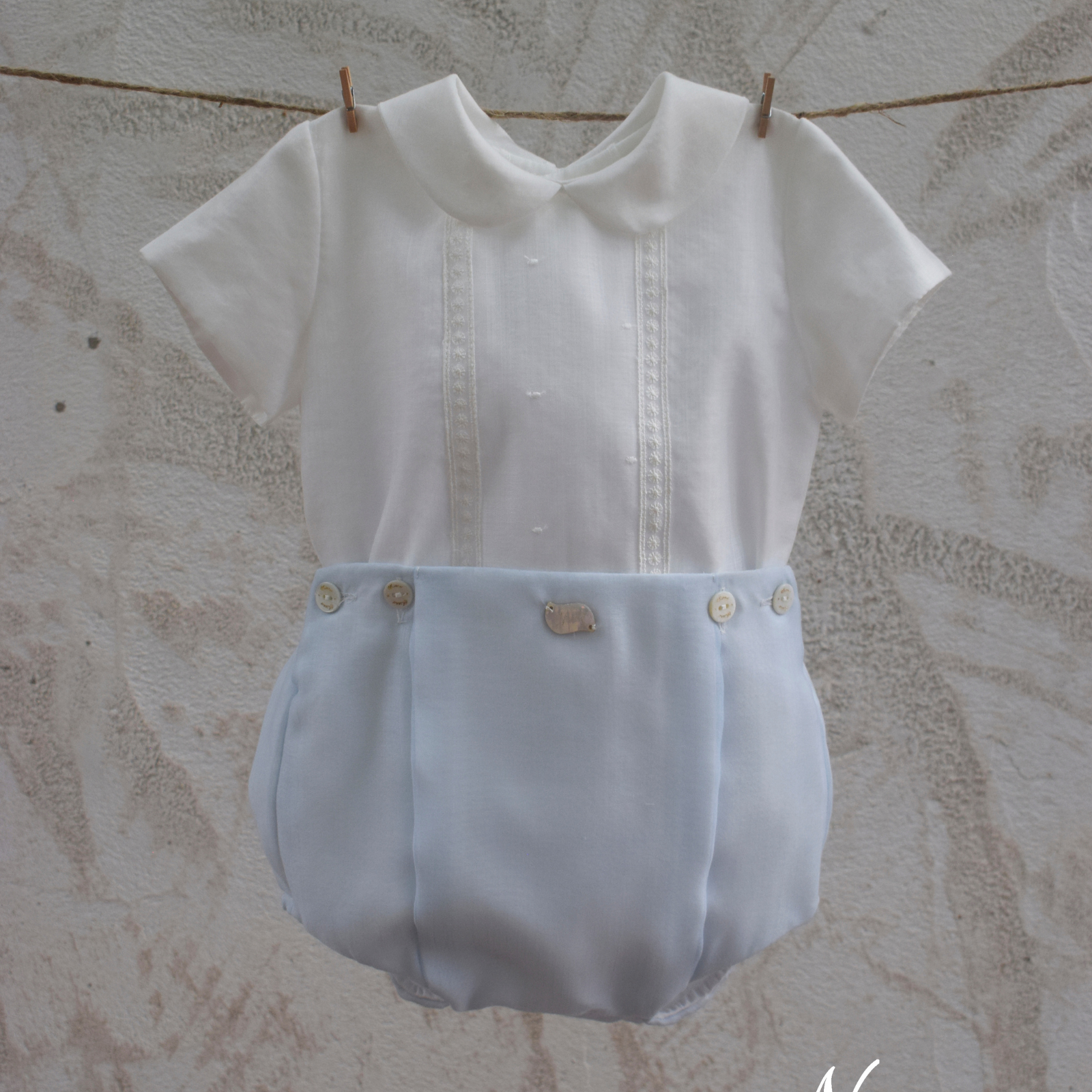 Conjunto blusa pérola e calção azul para cerimónia da Niseret