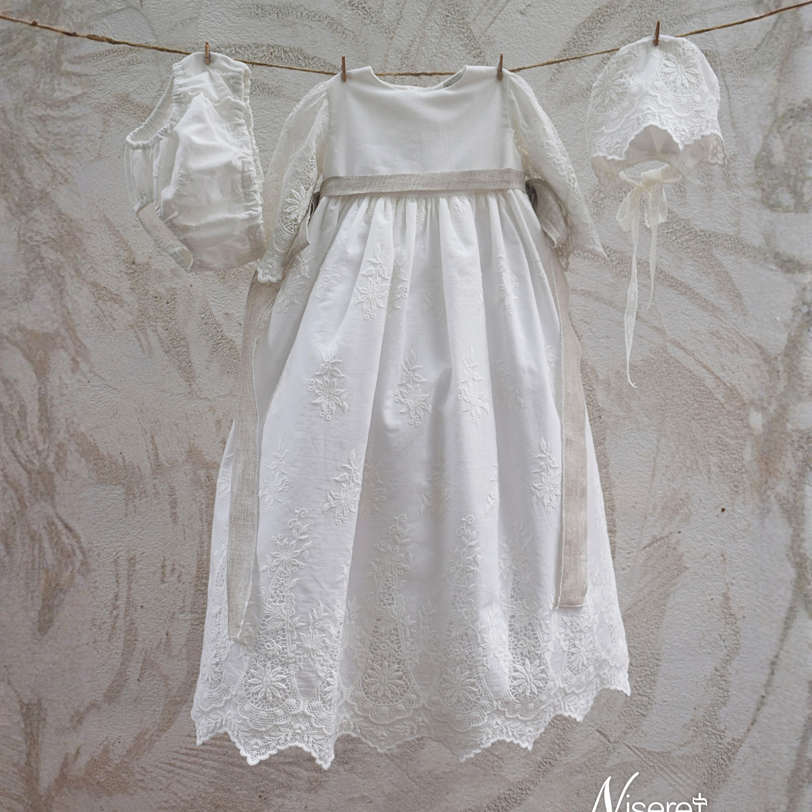 Fraldão e touca em linho bordado com faixa bege para cerimónia da Niseret