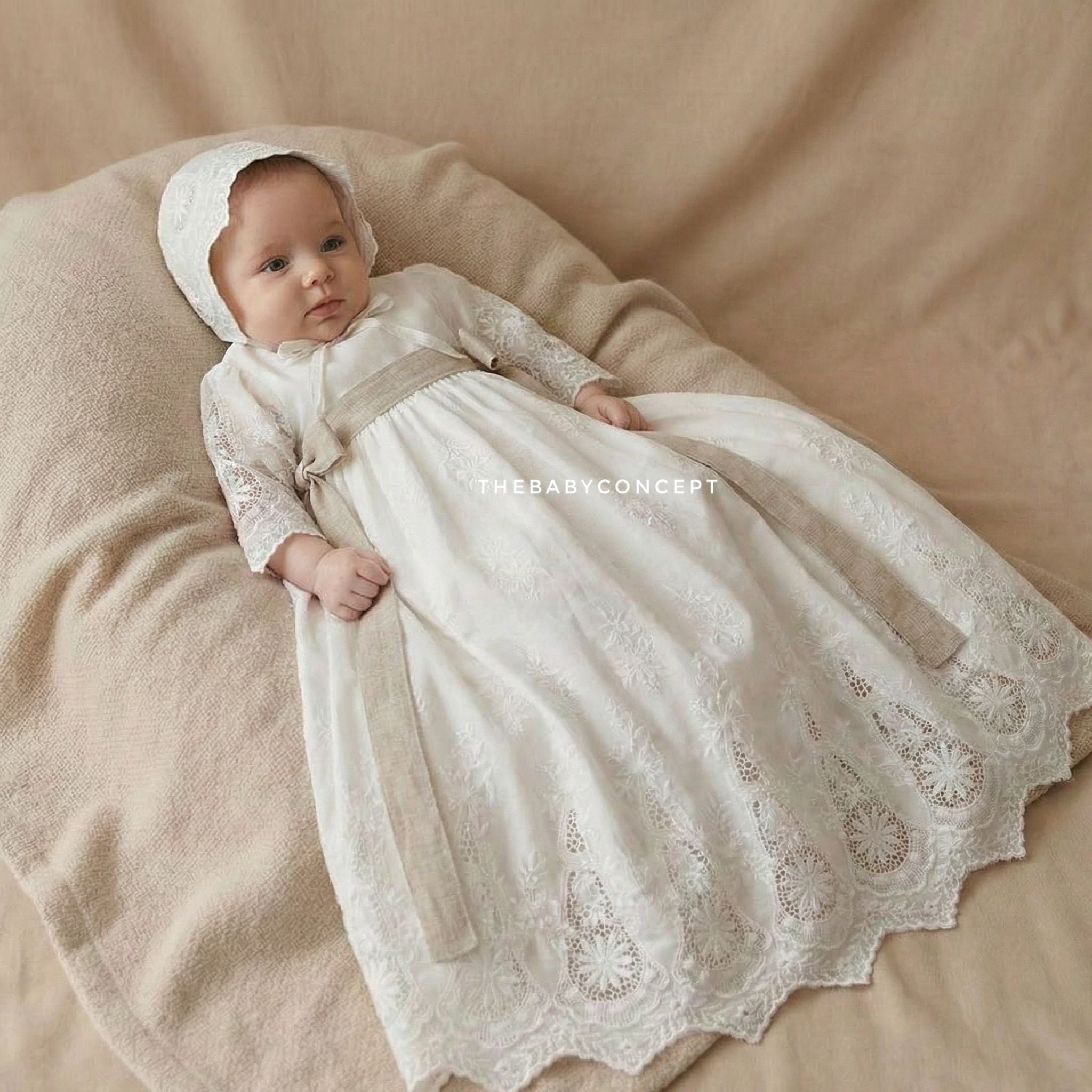 Fraldão e touca em linho bordado com faixa bege para cerimónia da Niseret