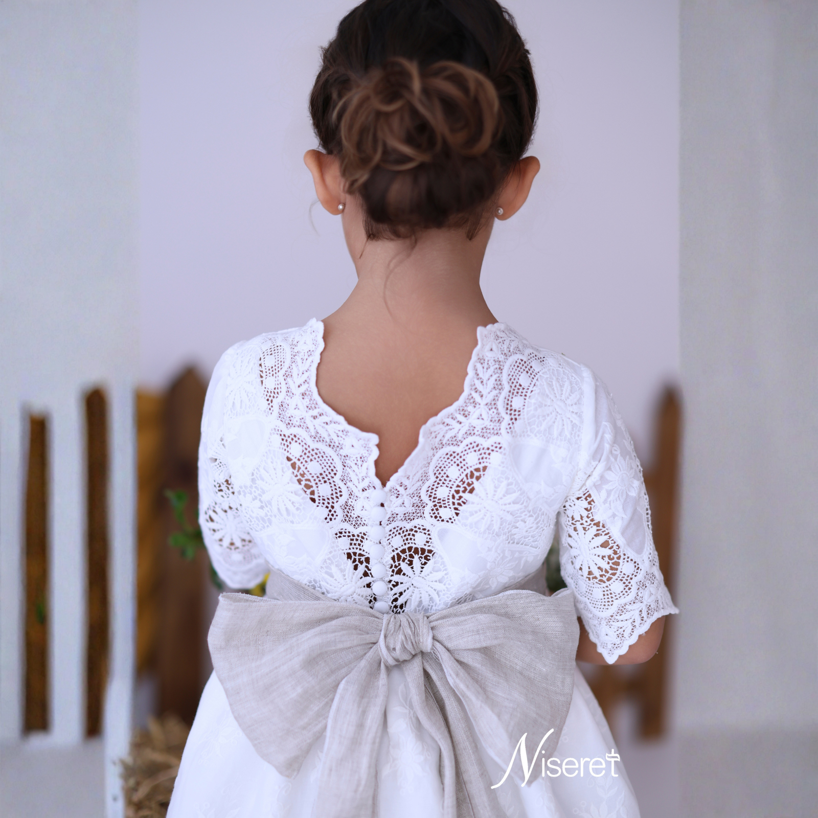 Vestido pérola com bordado e faixa de linho bege da Niseret