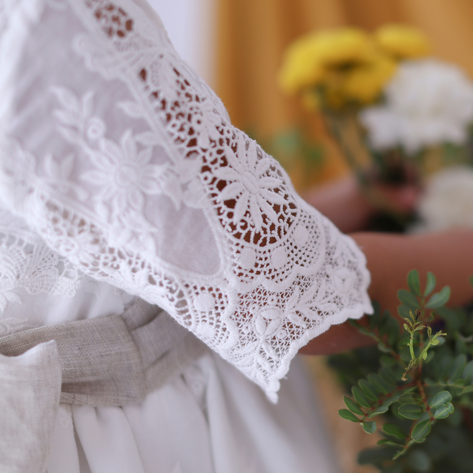 Vestido pérola com bordado e faixa de linho bege da Niseret