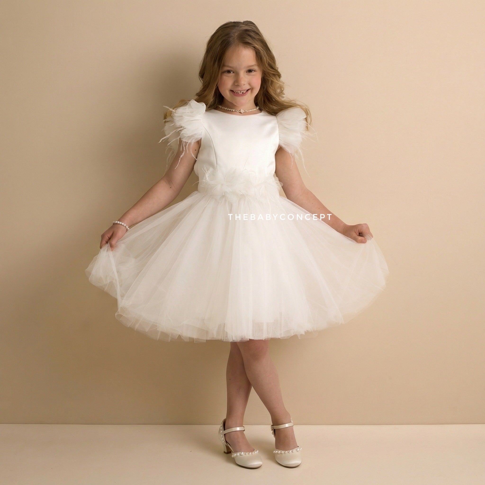 Vestido de cerimónia branco com renda e plumas da Miss Leod