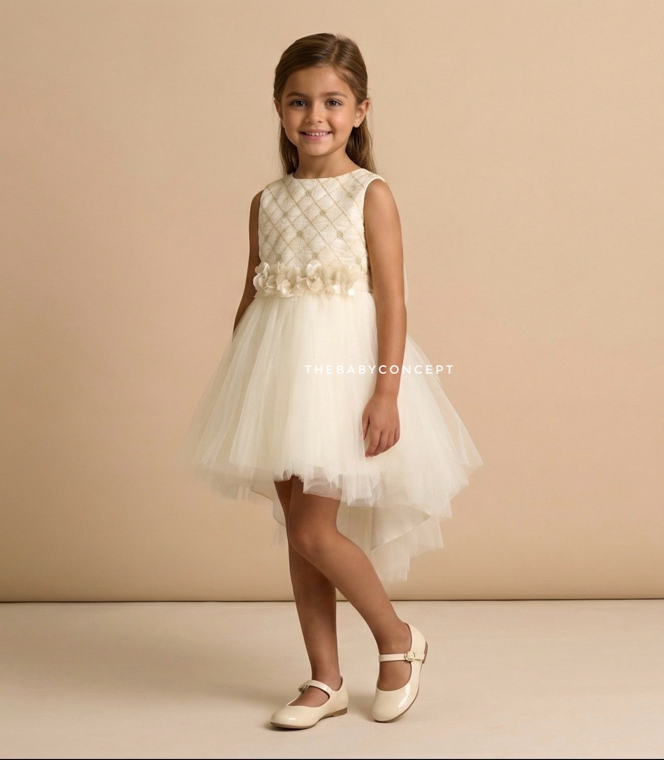 Vestido de cerimónia bege e dourado da Miss Leod