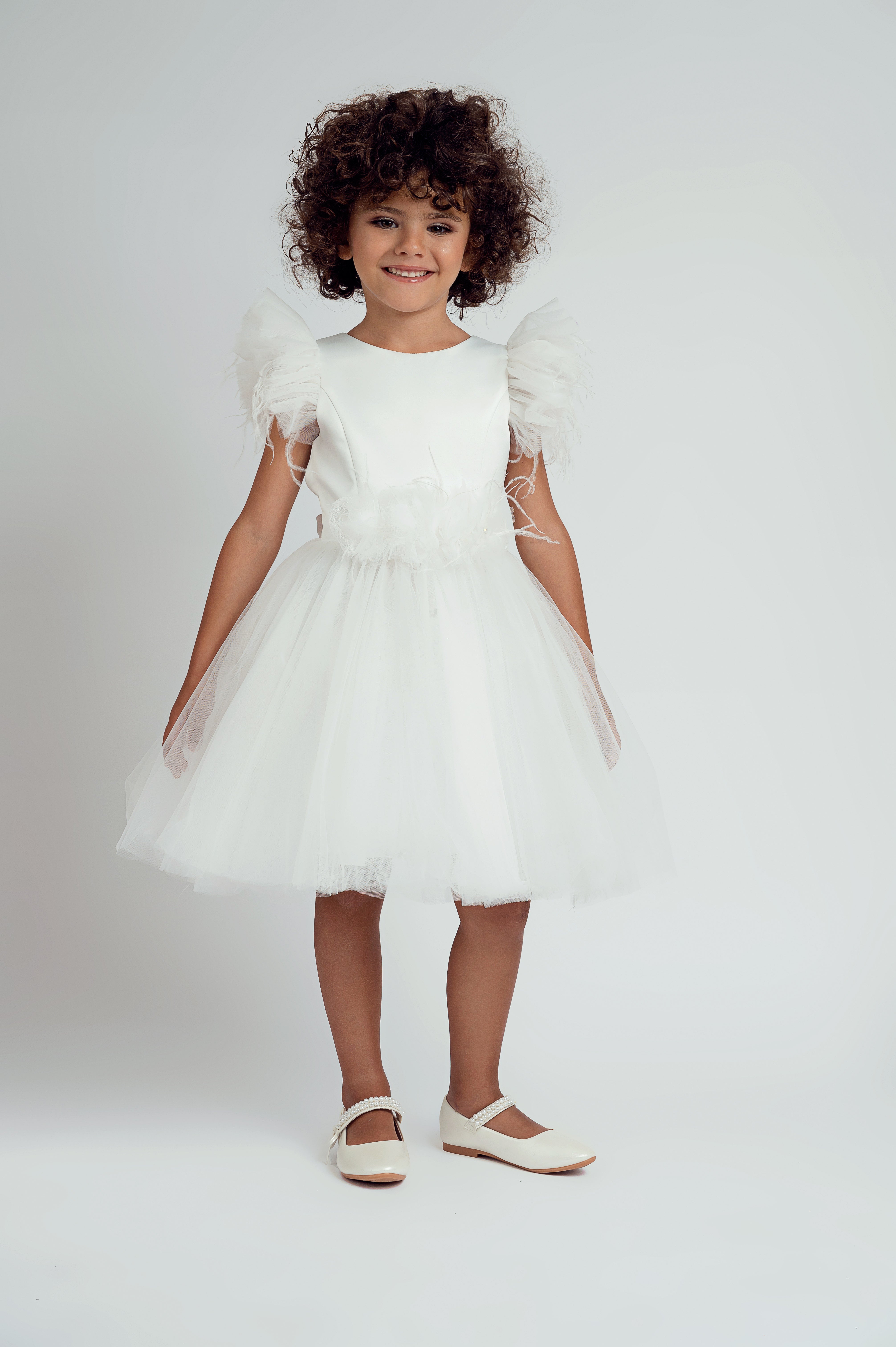 Vestido de cerimónia branco com renda e plumas da Miss Leod