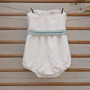 Fofo em linho com faixa verde e renda no peito da Niseret