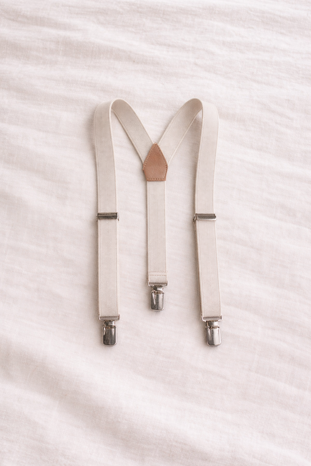 Suspensórios beges para bebe