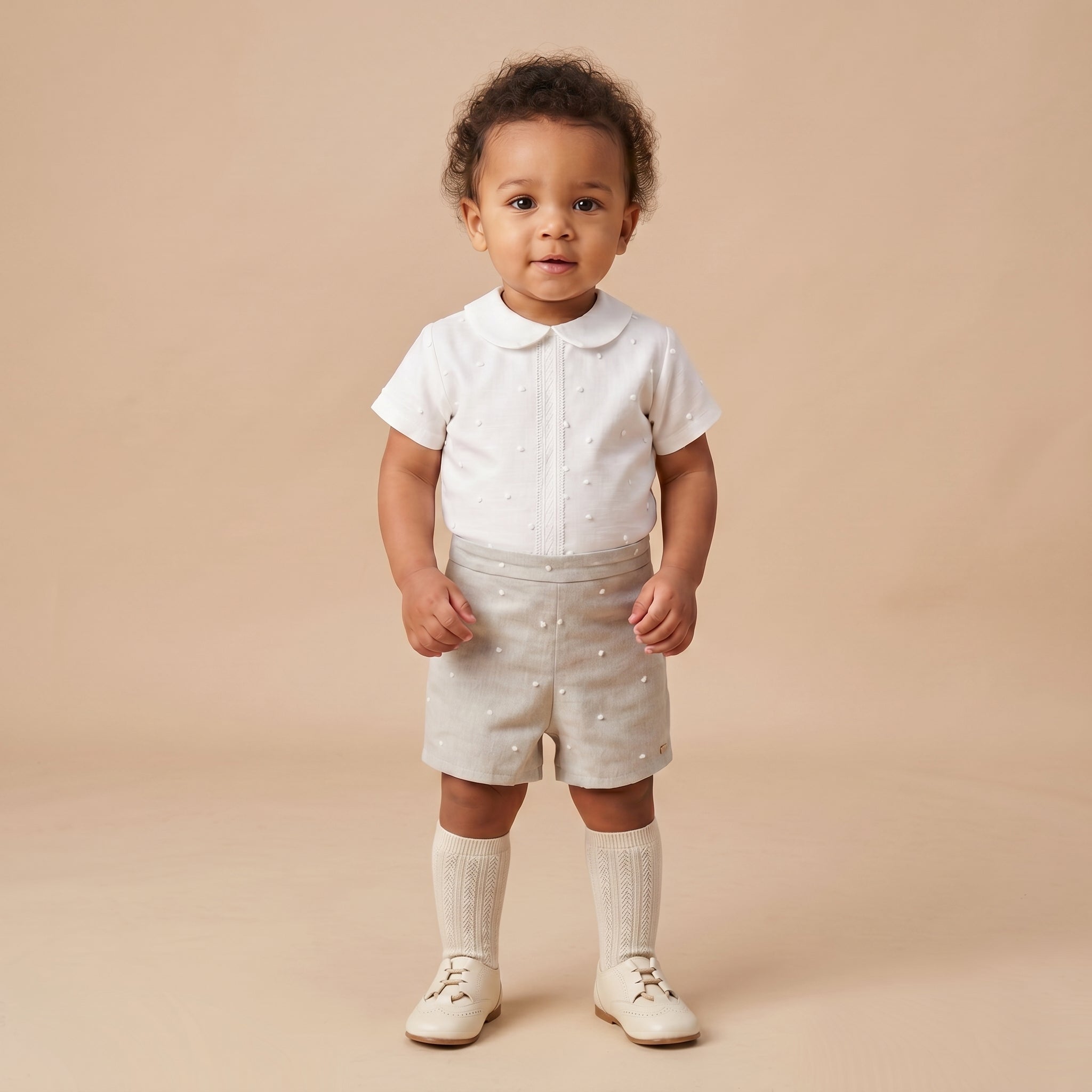 Conjunto blusa pérola e calção bege com pontinhos para cerimónia da Niseret