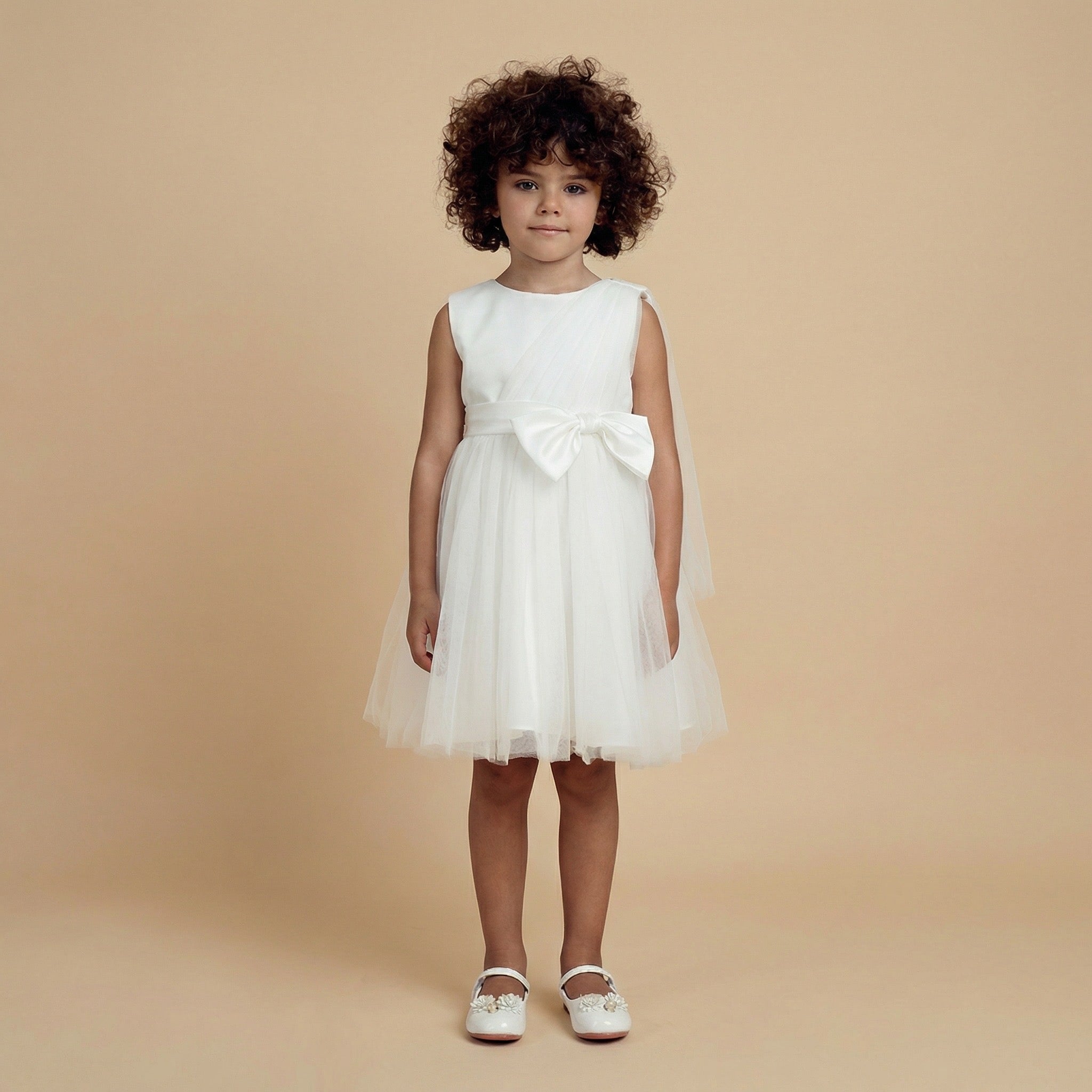 Vestido de cerimónia branco com laço e tule da Miss Leod