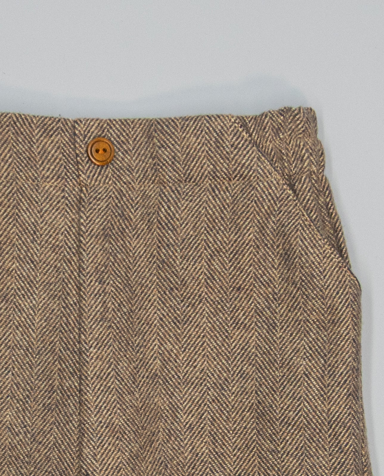 Conjunto menino camisa bege e calça castanha em espiga da Fina Ejerique "Jade oak"