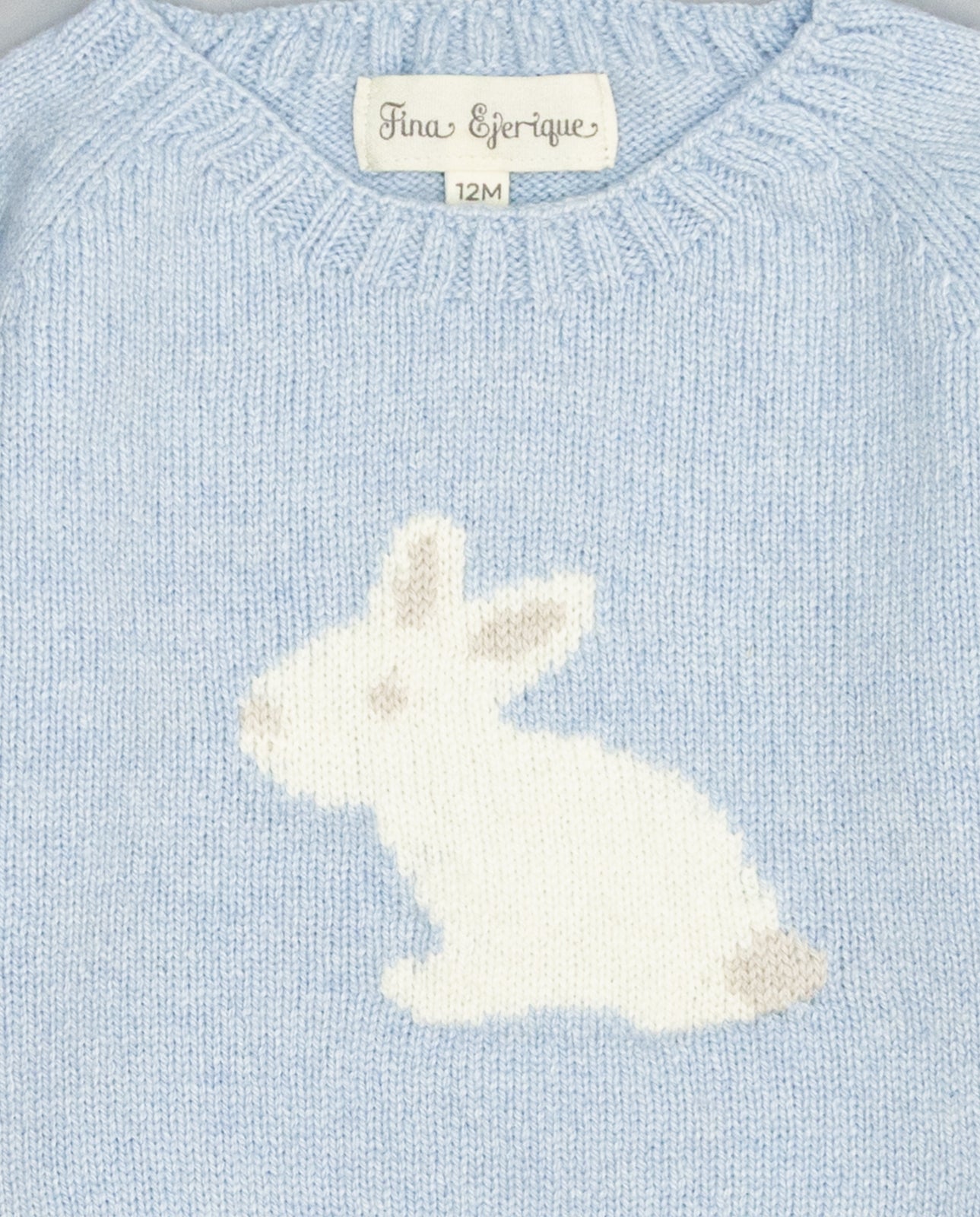 Camisola azul com estampa de coelho em tons de bege e cinza da Fina Ejerique "Blue"