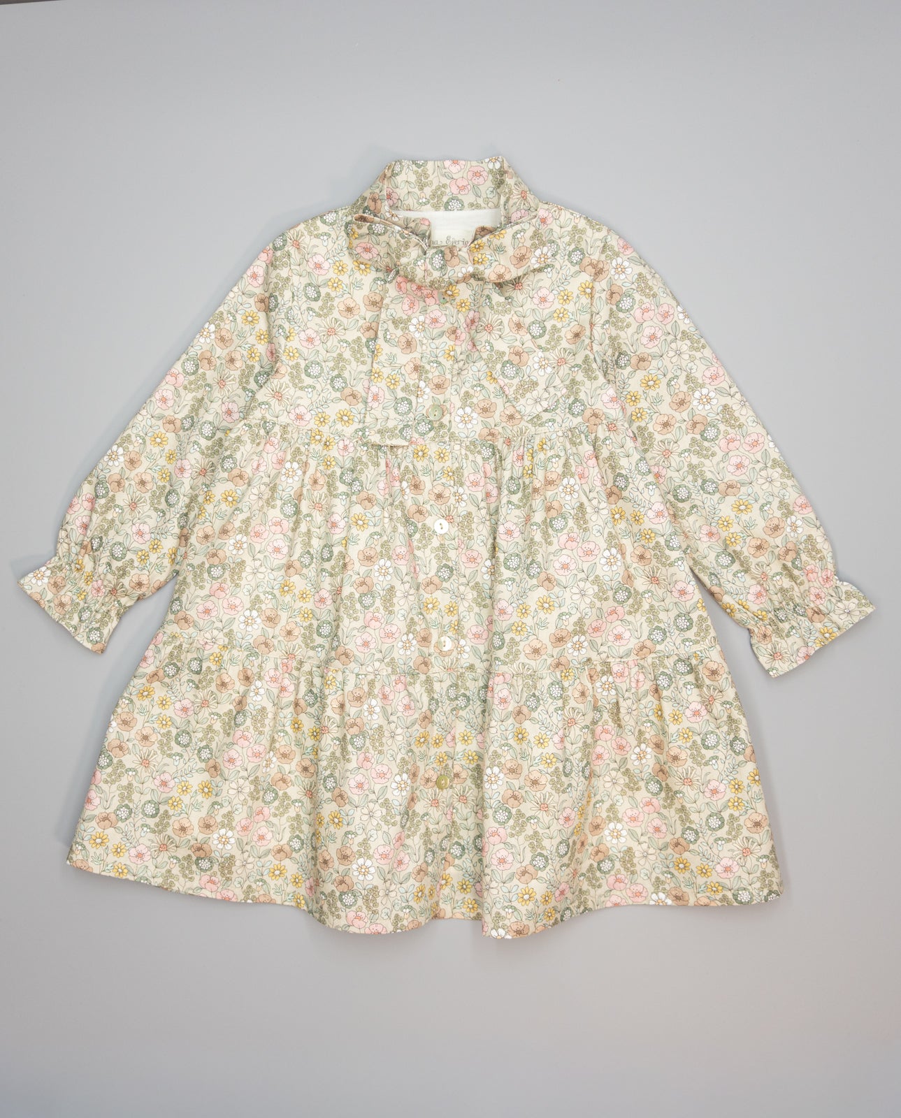 Vestido bege com estampa floral, babados e laço no pescoço da Fina Ejerique "Jade oak"