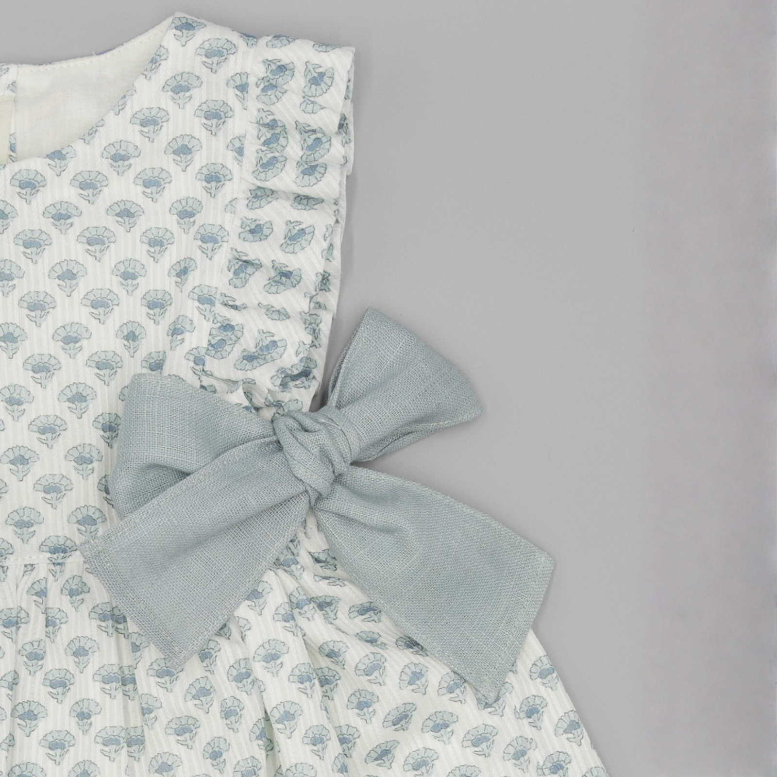 Vestido e tapa fraldas floral azul com laços da Fina Ejerique "BLUE"