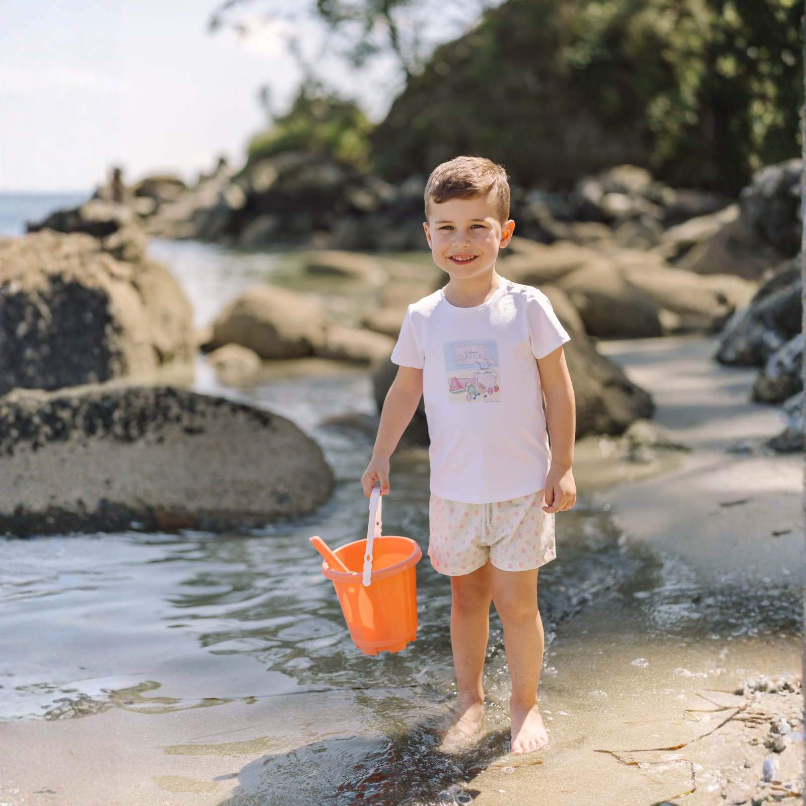 Conjunto t-shirt branca e calções de banho amarelo da Paz Rodriguez "Baño"
