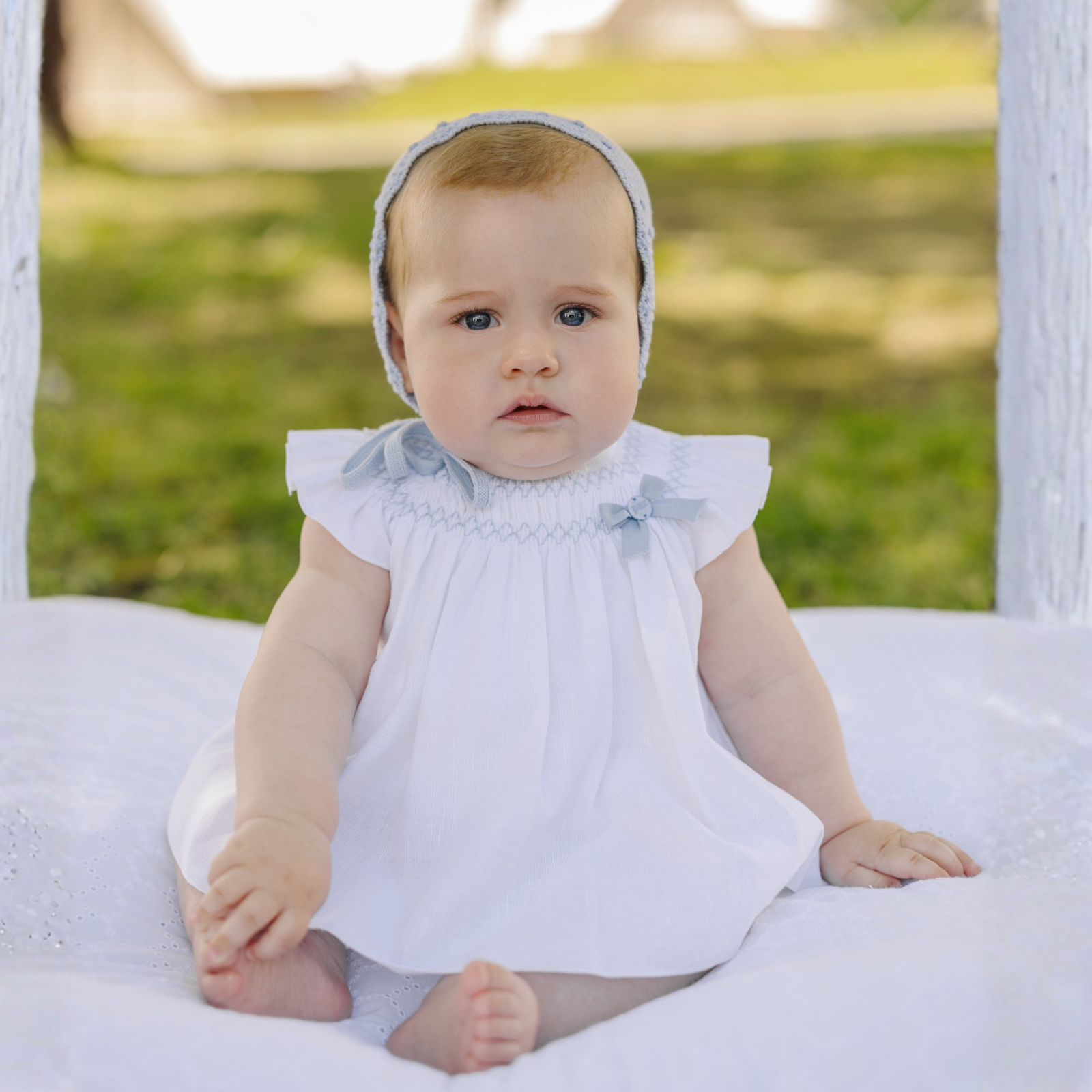 Vestido branco e tapa fralda azul da Paz Rodriguez "Espuma"