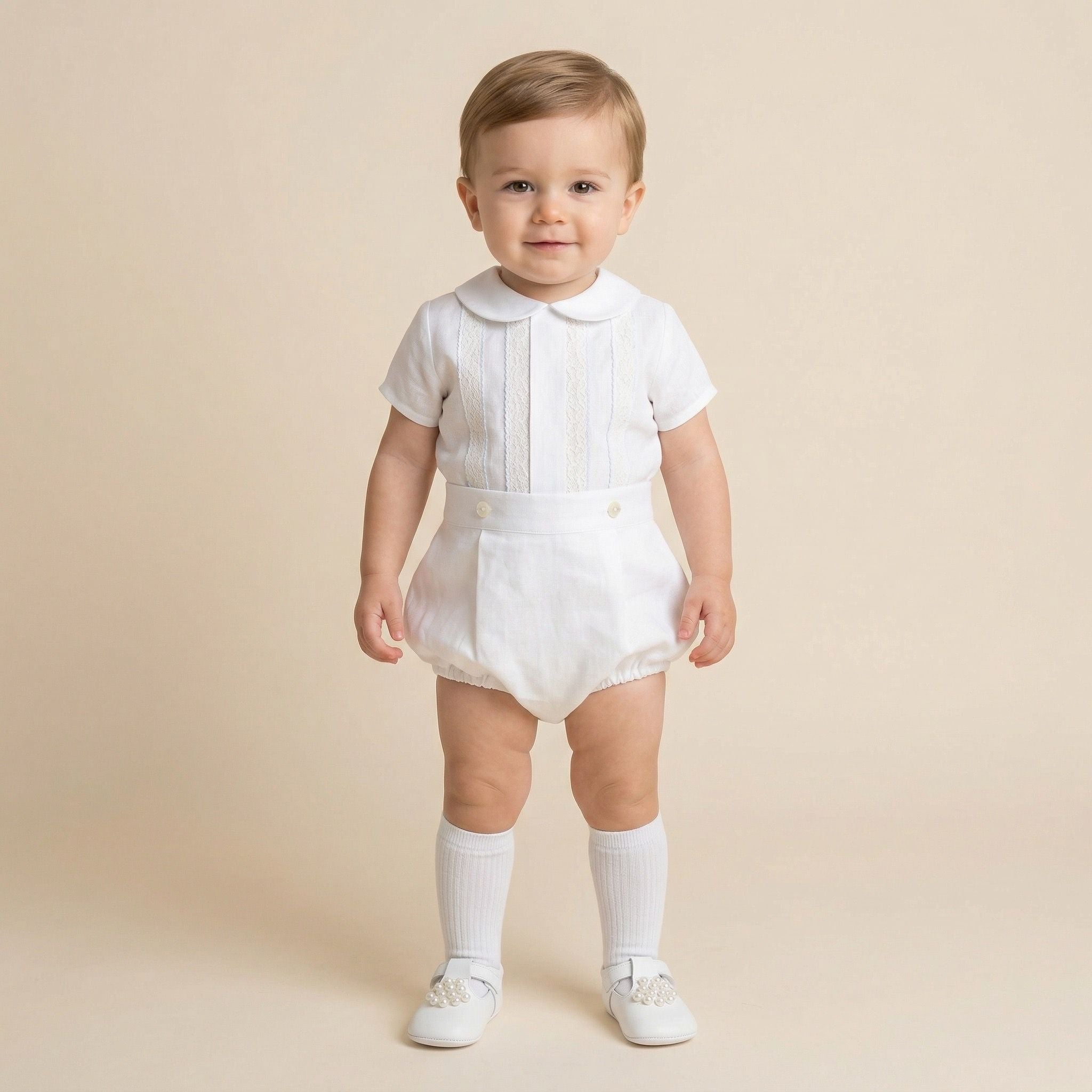 Conjunto blusa pérola com renda valenciana e calção de linho da "The Baby Concept"