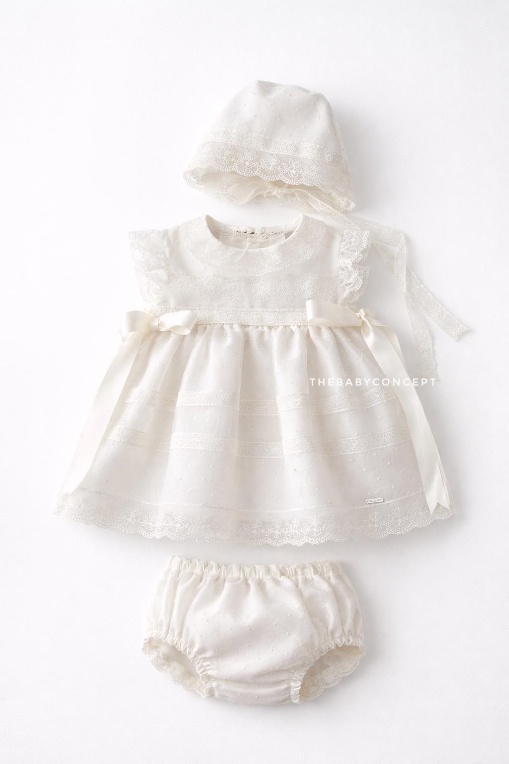 Vestido com tapa fralda e touca para cerimonia em organza plumeti e renda da Niseret