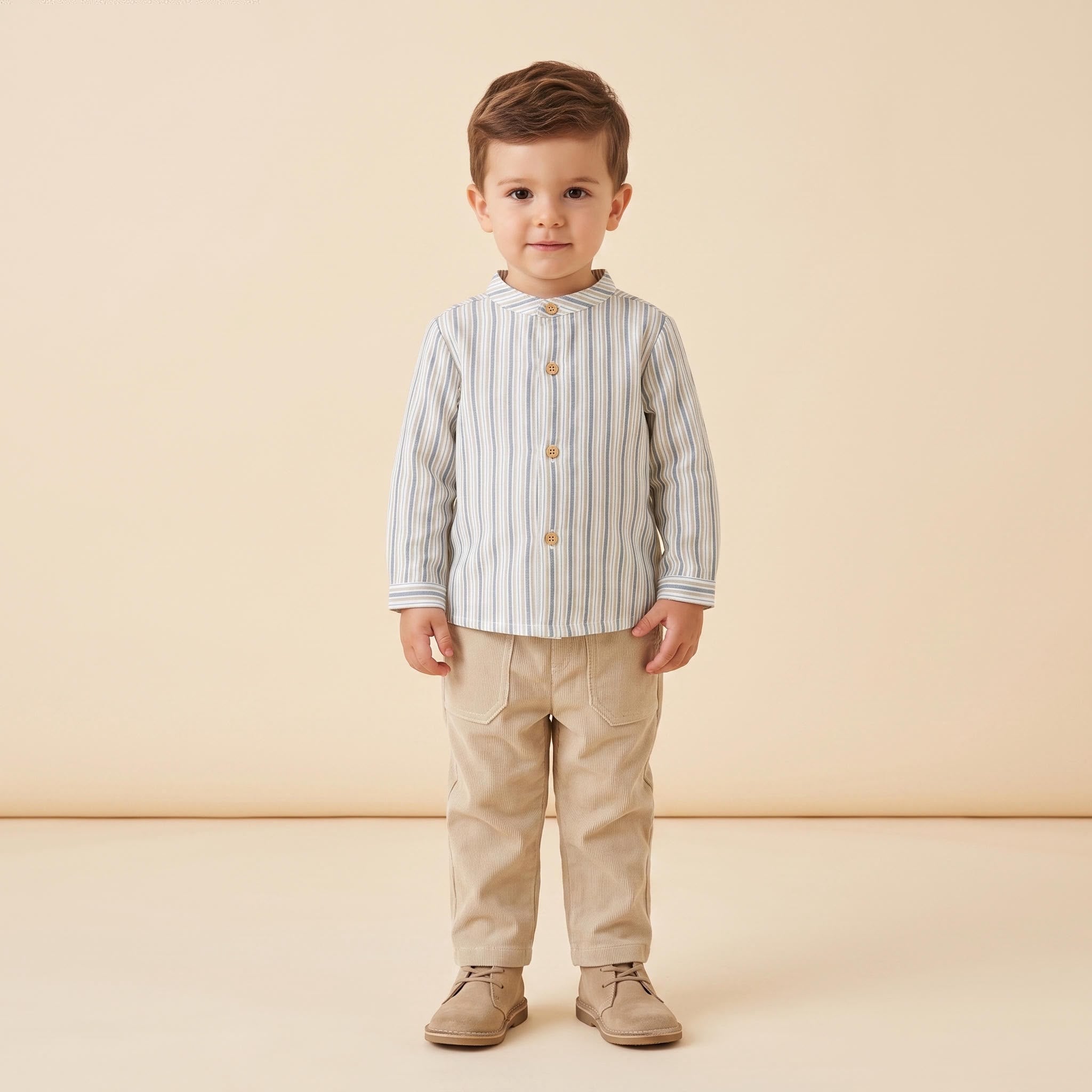 Conjunto camisa em listras azuis e calças bege para menino da  Fina Ejerique "Jade oak"