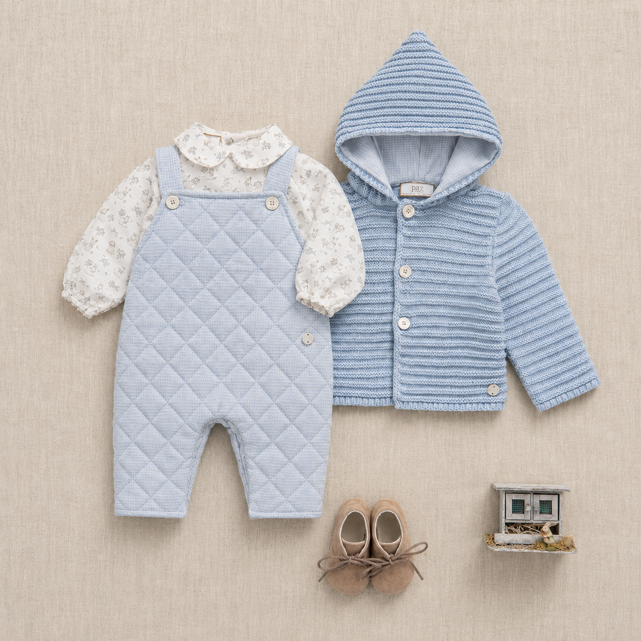 Conjunto bebé menino jardineira azul e blusa pérola da Paz Rodriguez "Val"