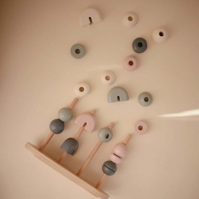 Brinquedo de madeira maciça original com vários formatos da Mushie