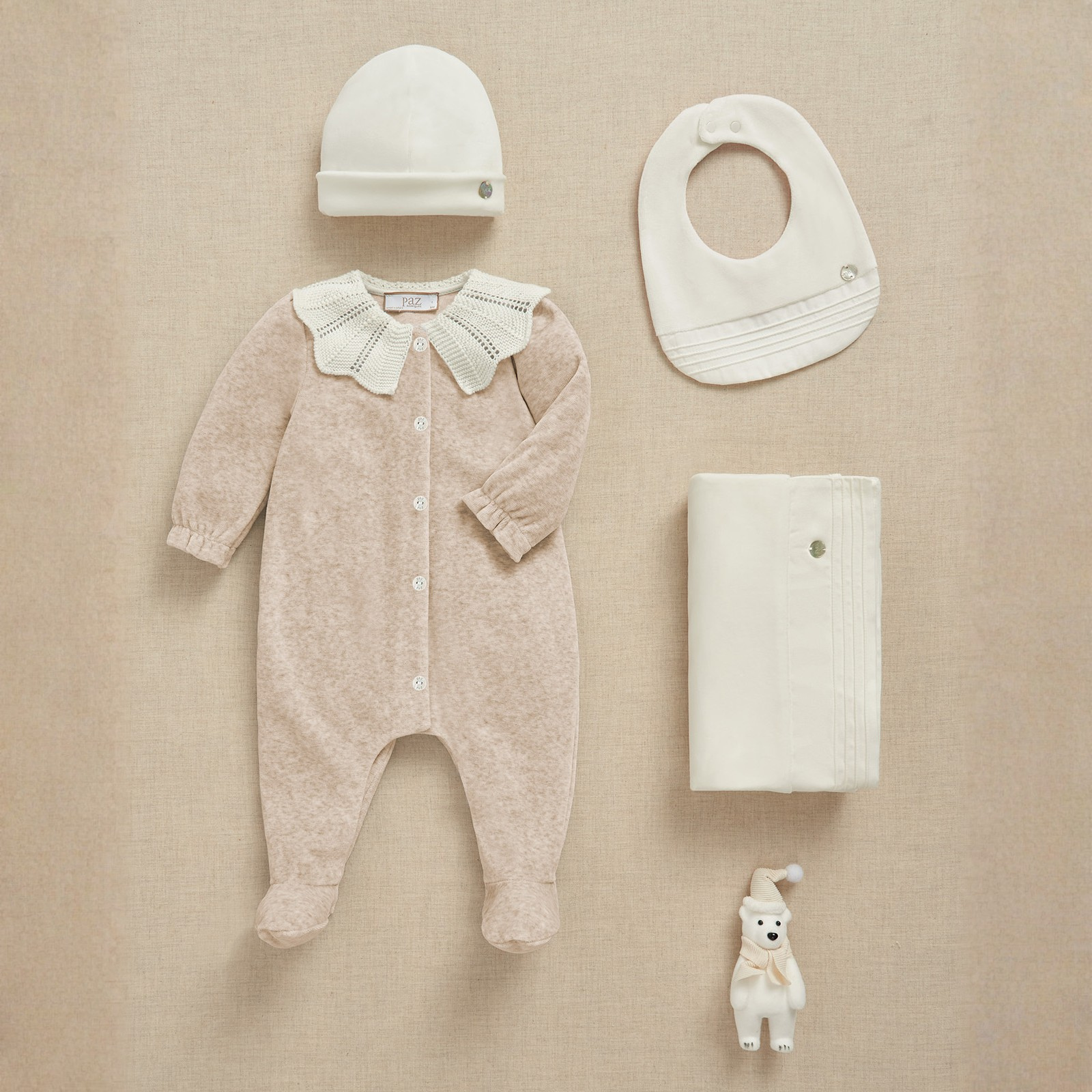 Babygrow laminado bege com gola pérola da Paz Rodriguez "Ternura"