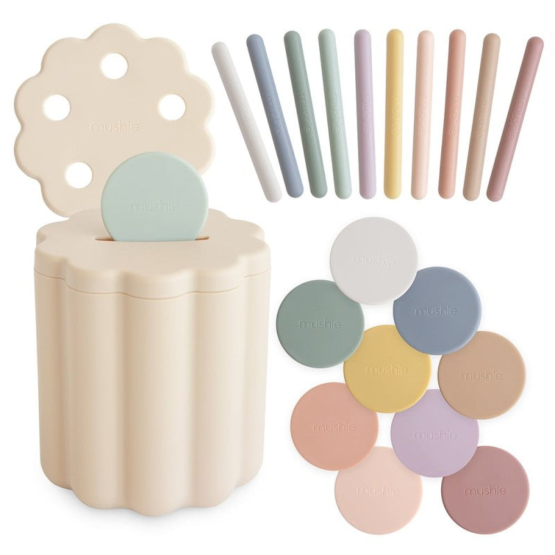 Cubo didático com moedas e tubos da Mushie "Solid Original"